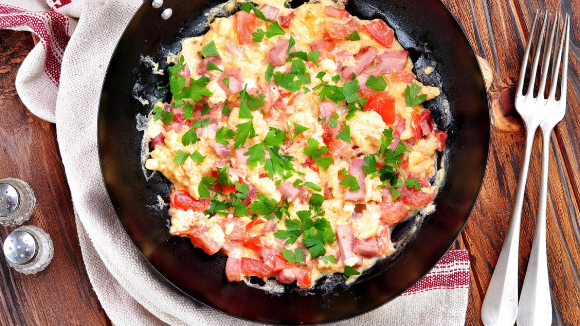 Kräuterrührei mit Tomaten und Schinken 
