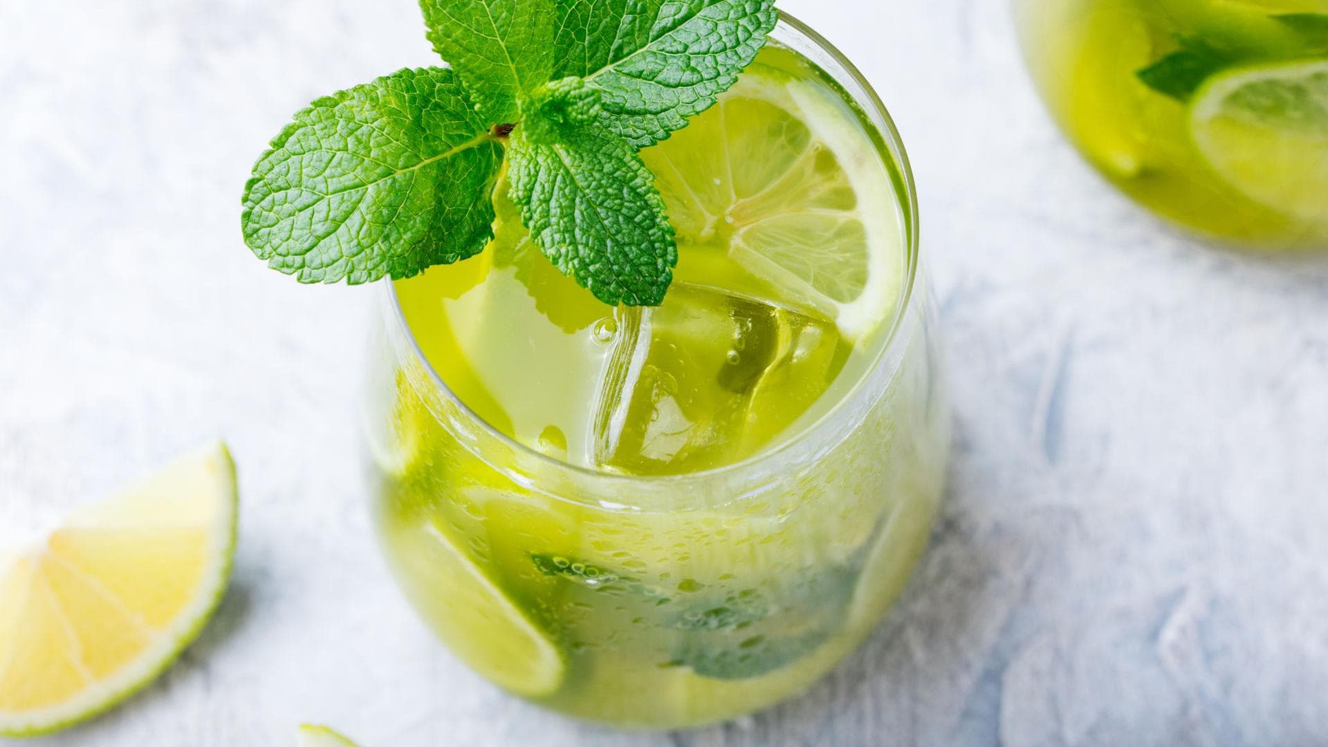 Eistee mit Limetten und Pfefferminze selber machen