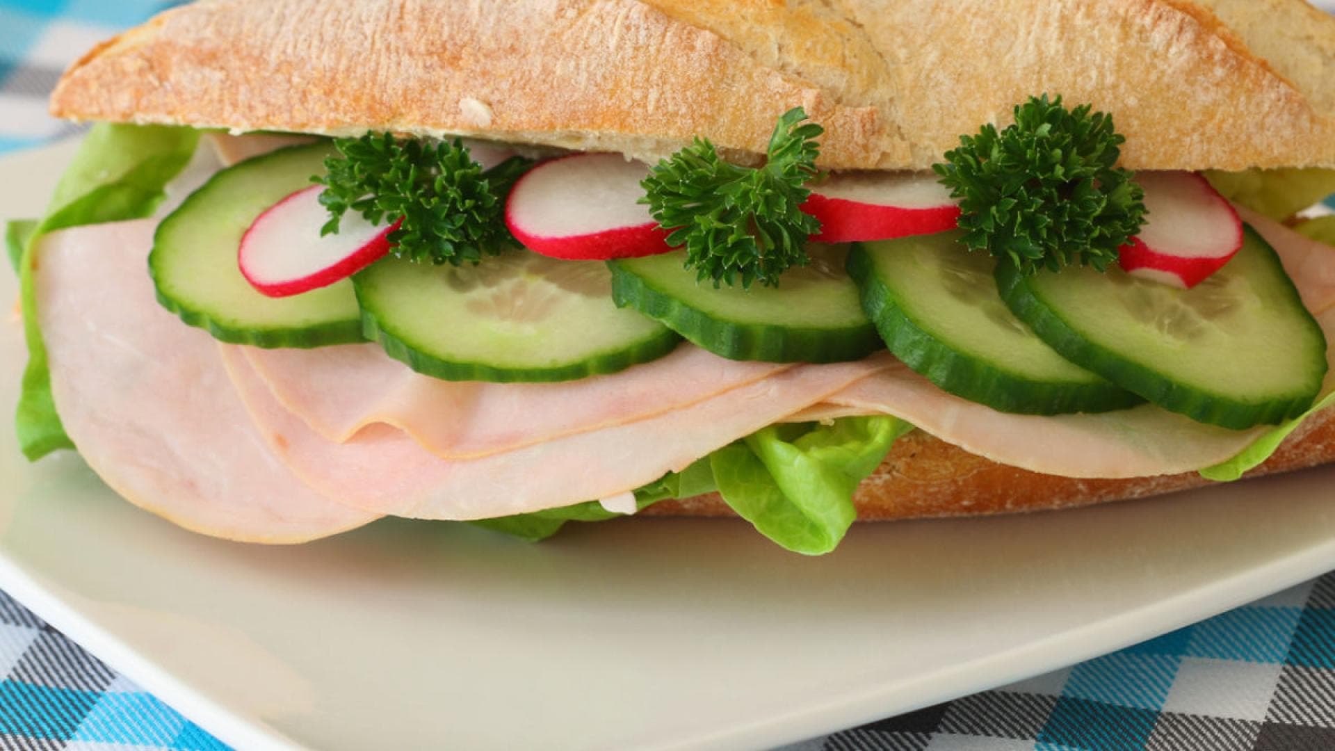 Hähnchen-Baguette mit Gurke und Mandelmus