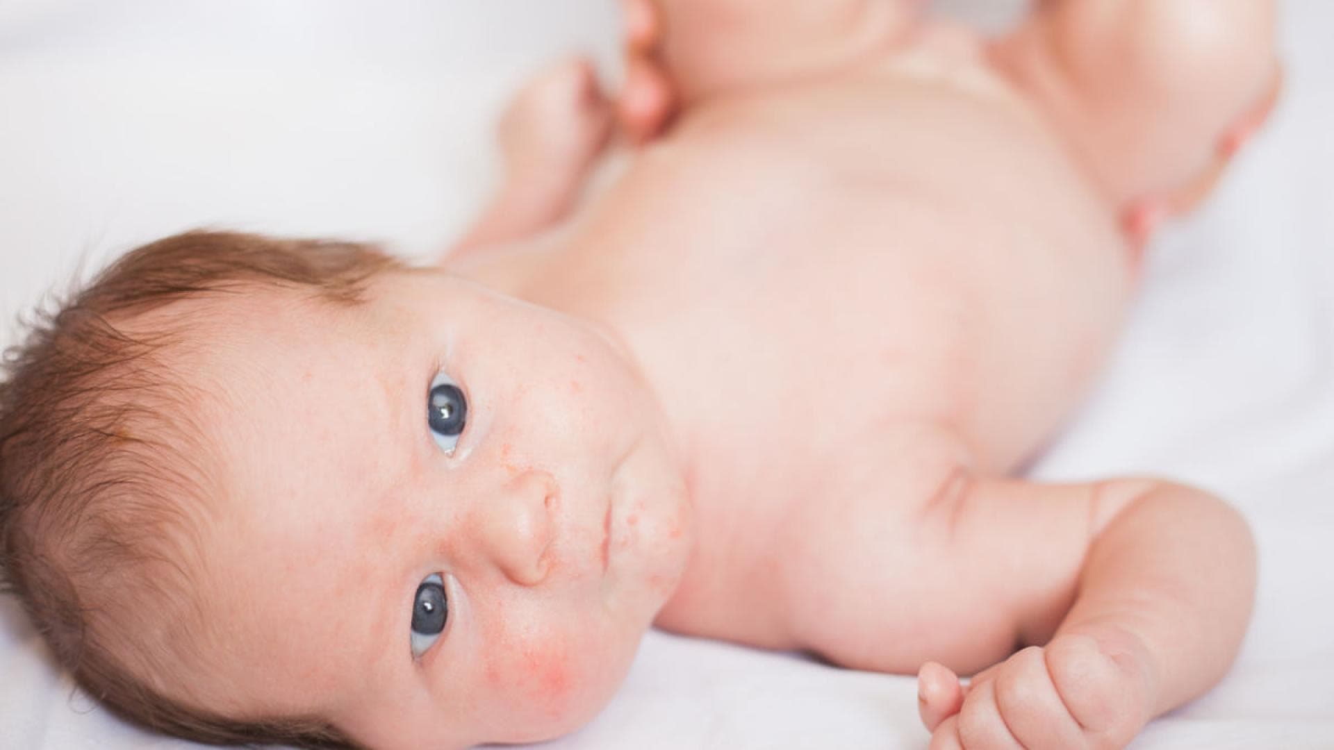 Bieten Sie Ihrem Baby Nähe und Geborgenheit. Viele Babys fühlen sich beruhigt, wenn sie auf dem Arm gehalten werden.
