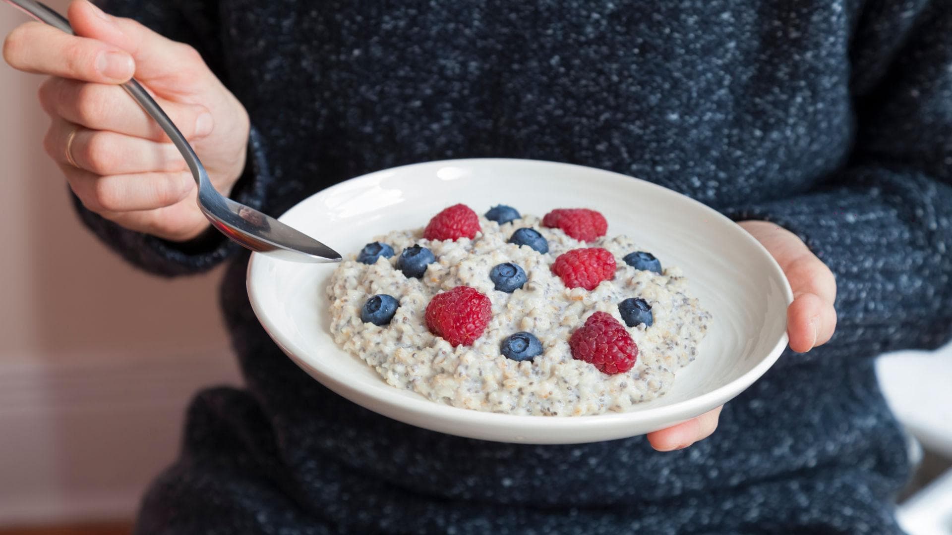 Chia-Oats mit Blaubeeren und Himbeeren Chia-Oats mit Blaubeeren und Himbeeren