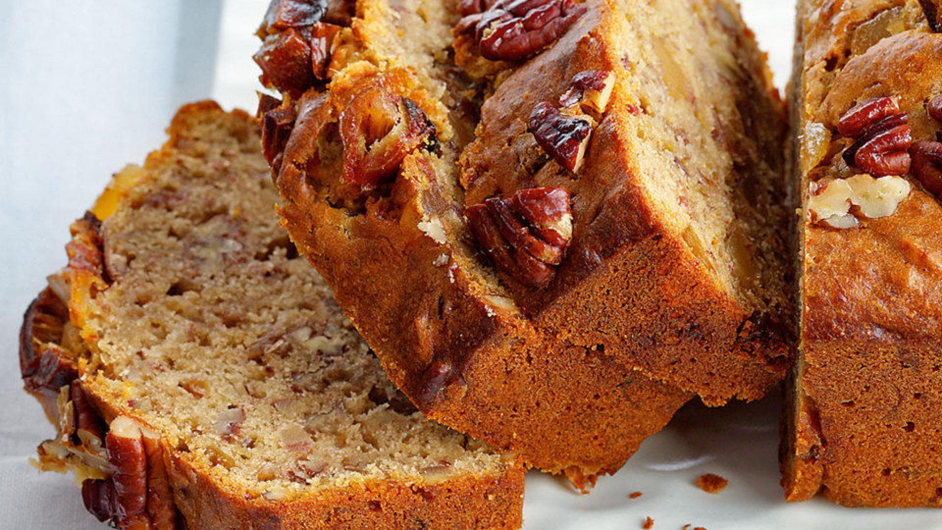 Bananenbrot-mit-Nüssen Bananenbrot mit Nüssen auf einem Teller