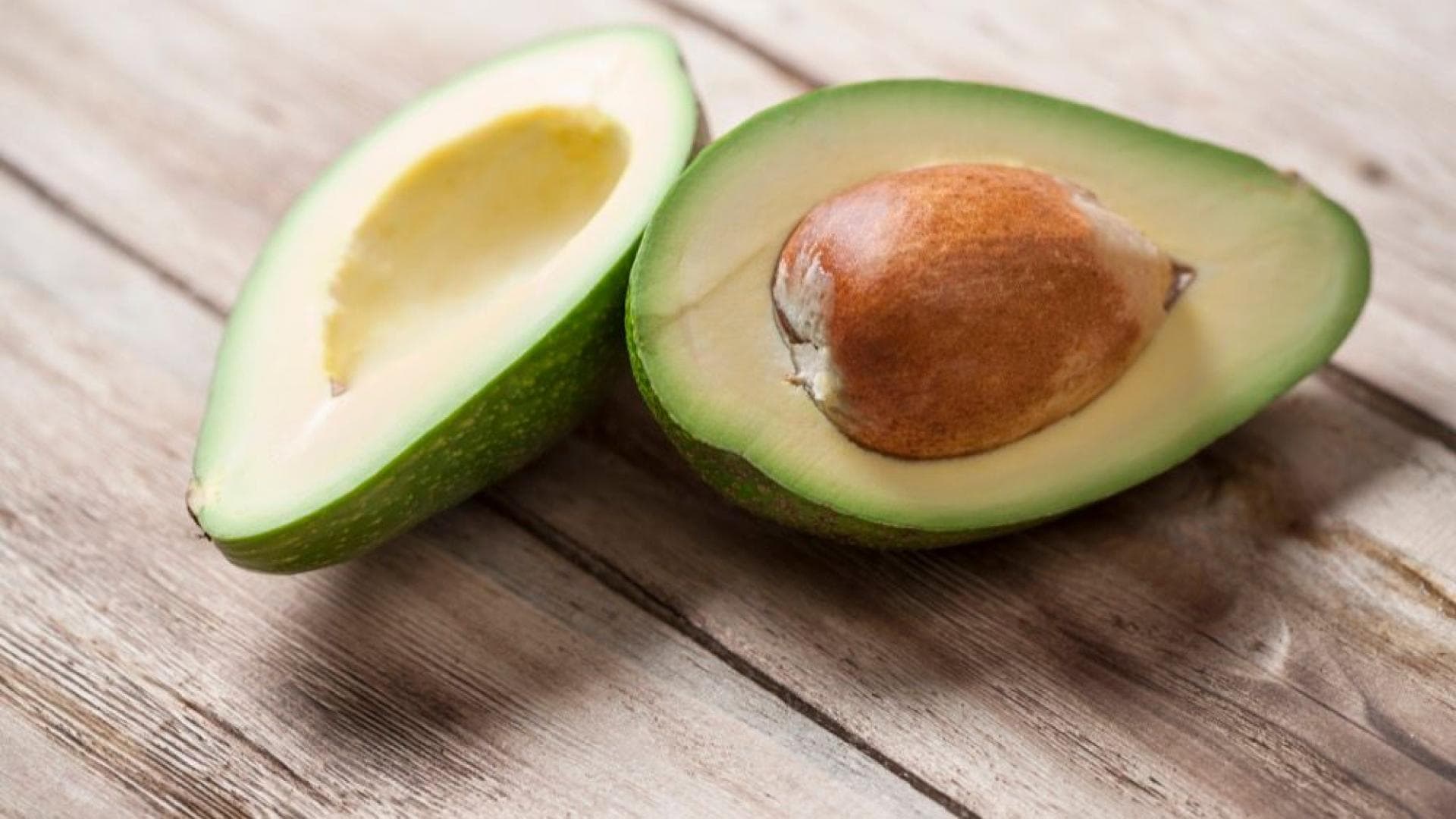 Avocado ist ein beliebtes Superfood und gut für die Haut.