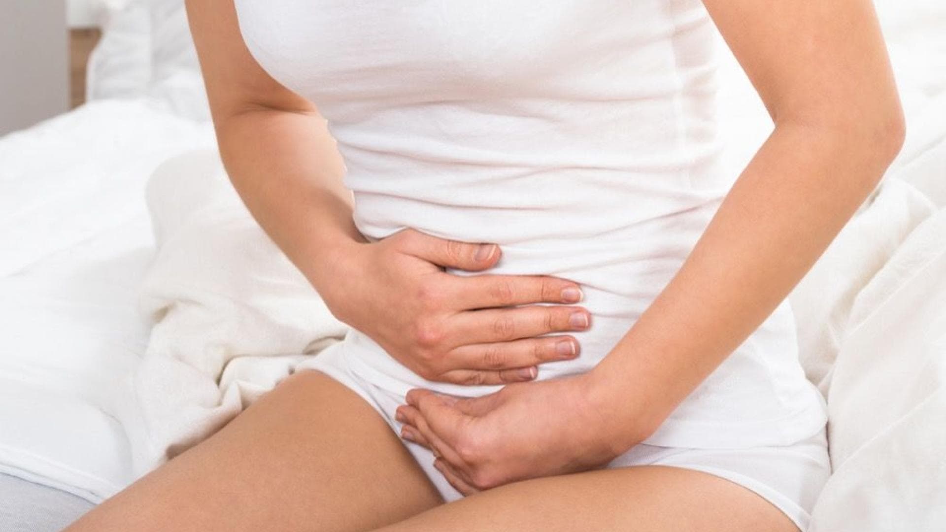 Hand-vorm-Bauch Magenschmerzen sind lästig und nicht schön.
