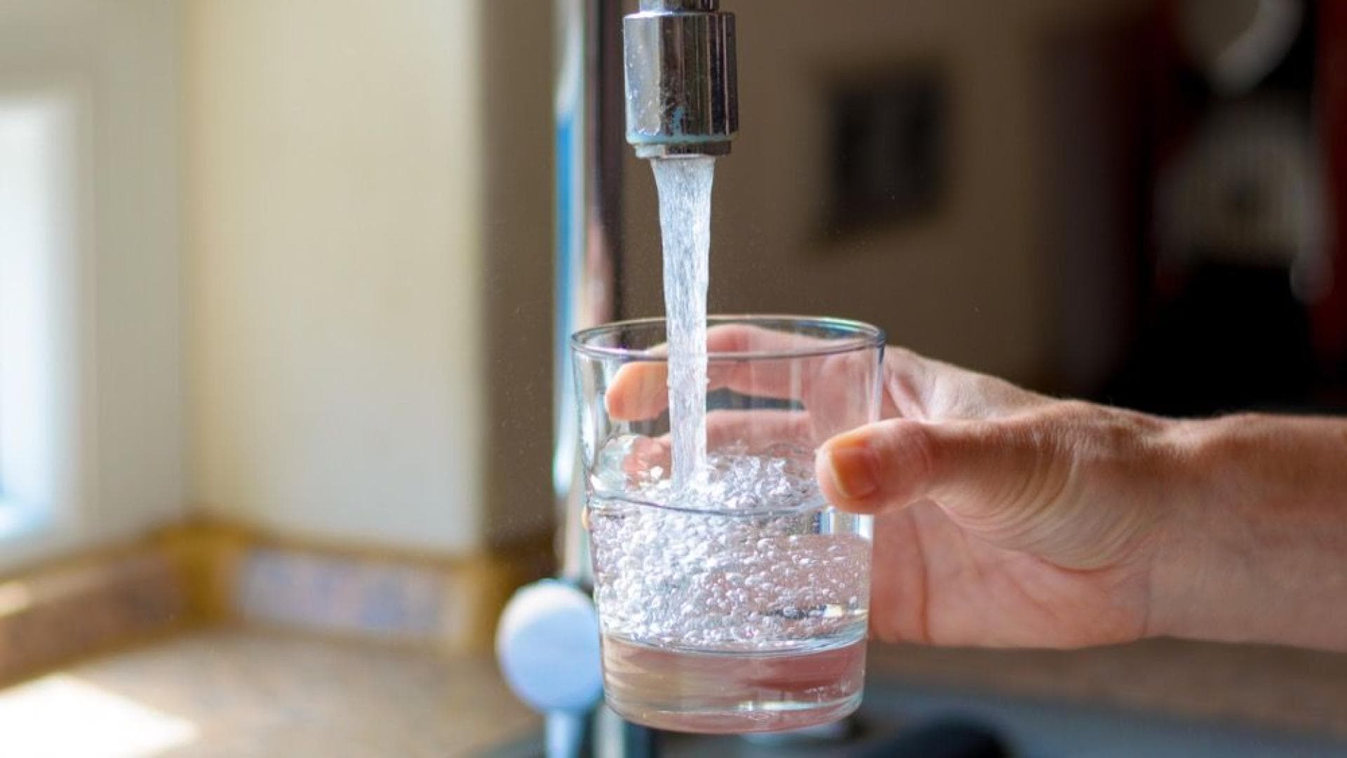 Leitungswasser in ein Glas gießen Leitungswasser in ein Glas gießen