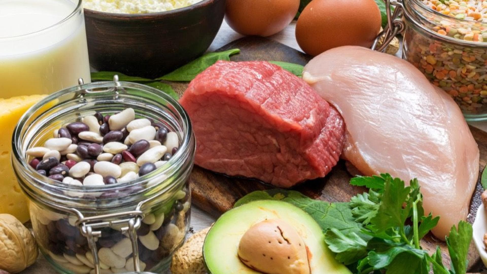 Fisch, Fleisch, Vollkorngetreide und Gemüse enthalten viel Protein.
