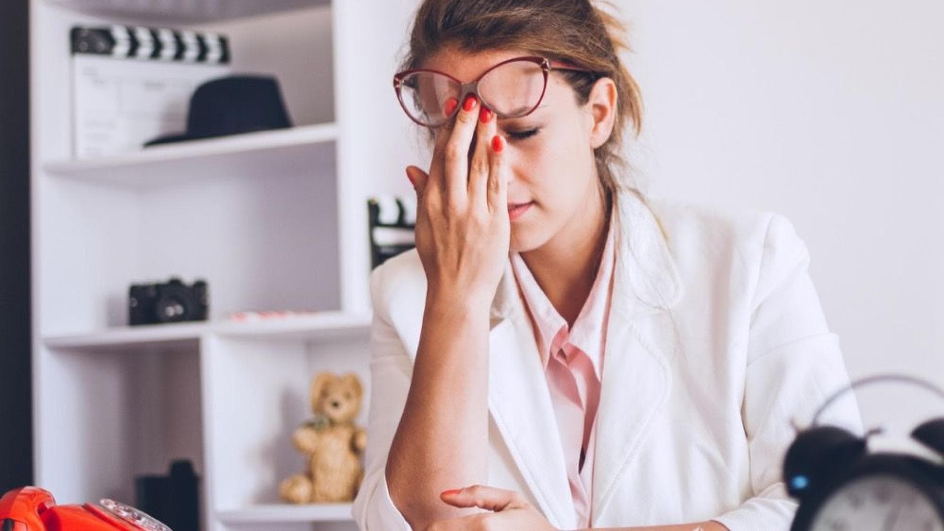 Frau-Stress-Nase-ruempfend-hobo_018_iStock Frau schiebt ihre Brille hoch, scheint erschöpft zu sein.