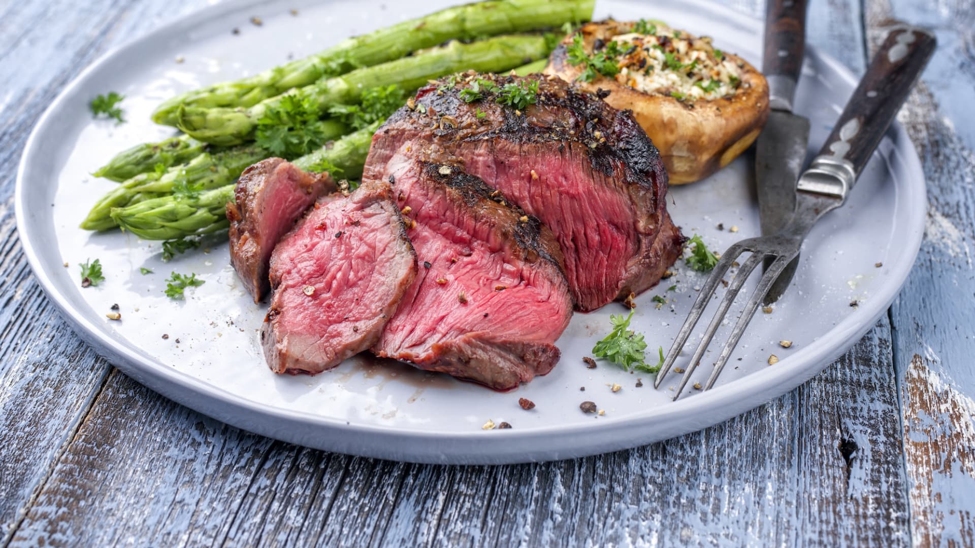 Rindfleisch Rindfleisch mit grünem Spargel und Kartoffel