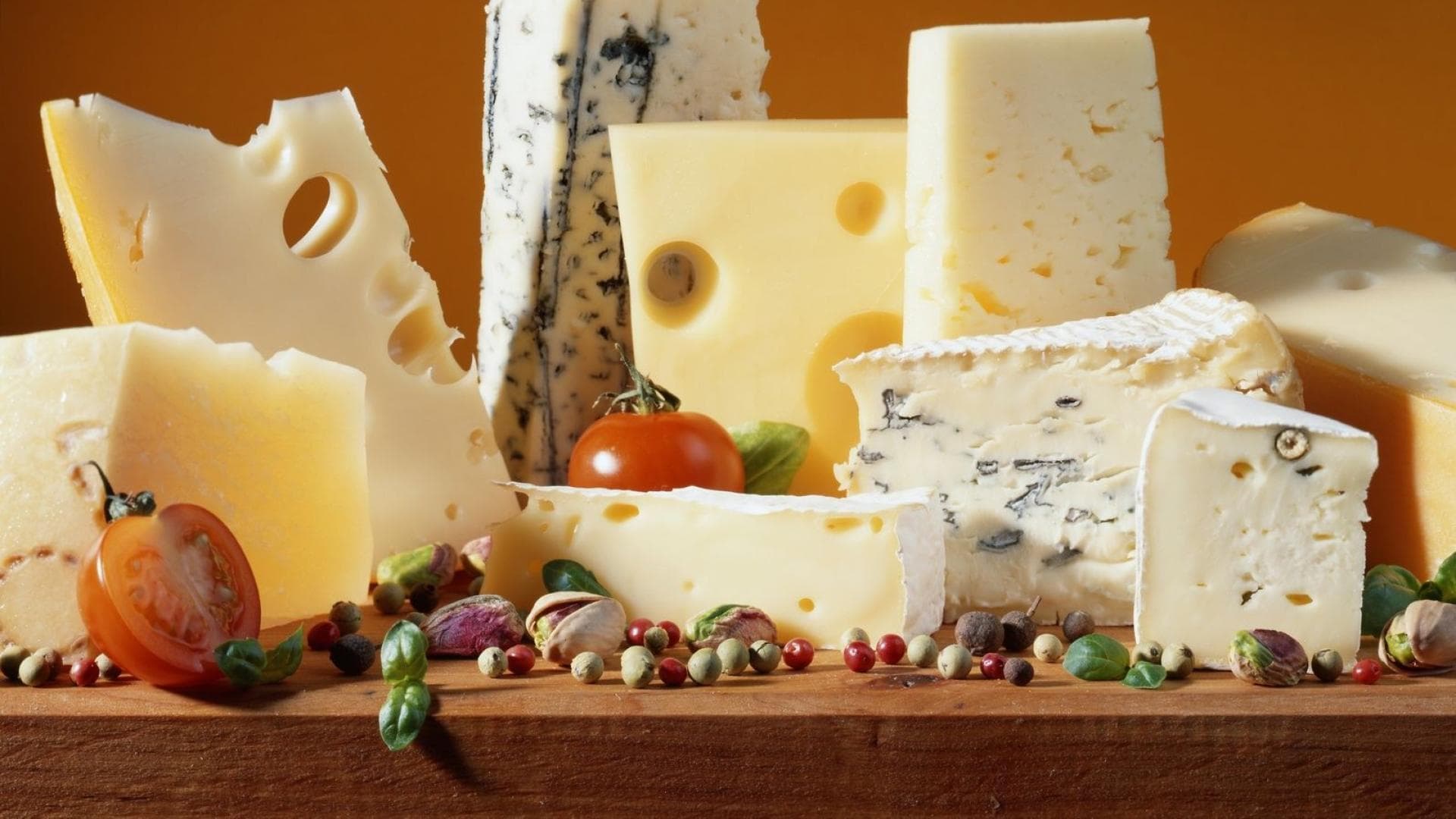 Weichkäse Verschiedene Weichkäsesorten auf einem Brett