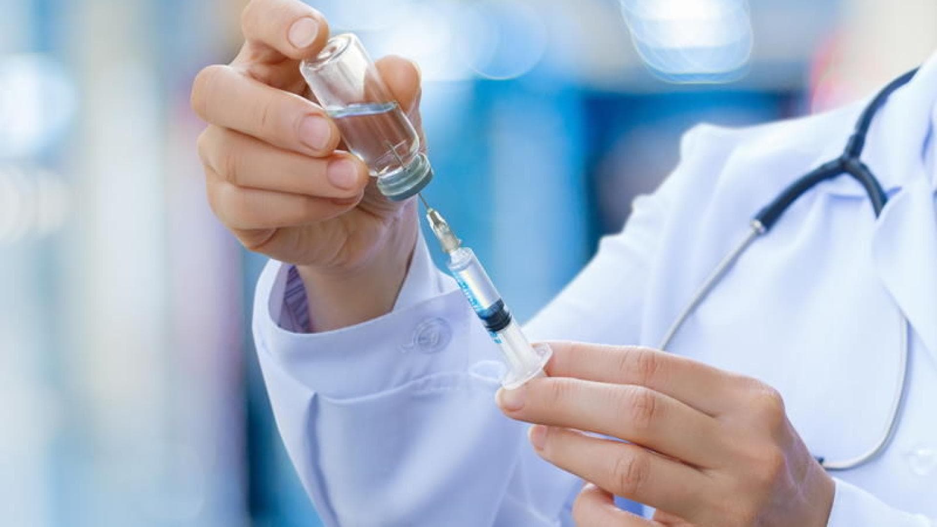 Arzt zieht Allergen mit Spritze auf