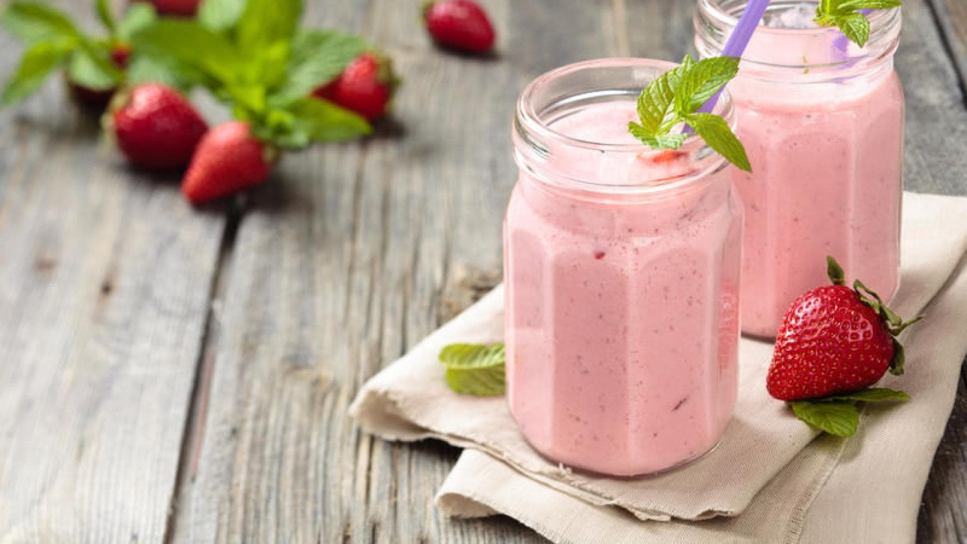 Erdbeer-Smoothie in Gläsern mit Strohhalm