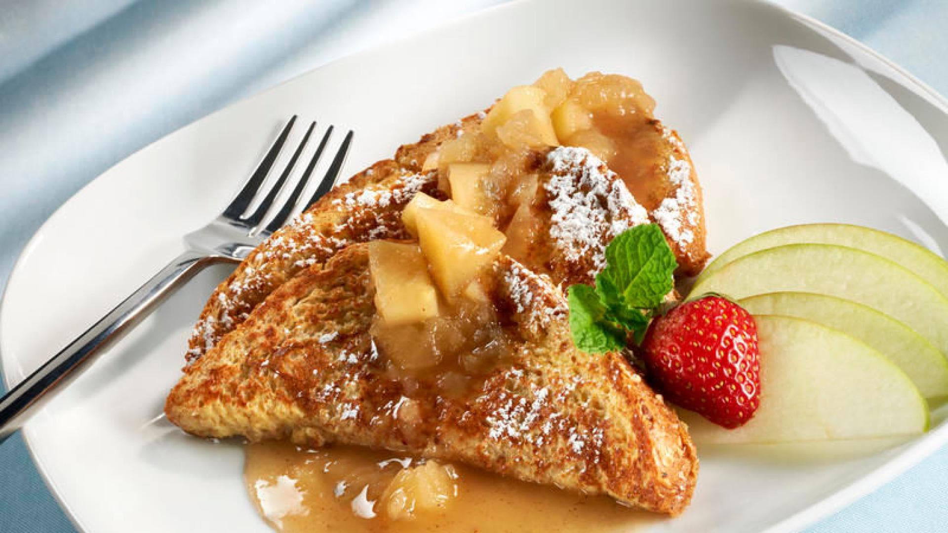 French Toast mit Früchten auf einem Teller