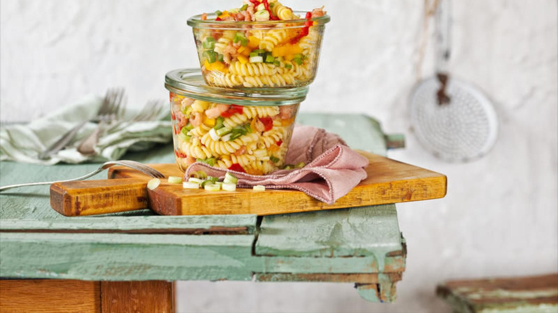 Nudelsalat-mit-Paprika-und-Krabben