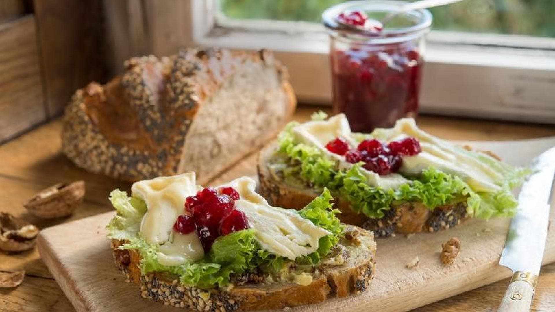 Nussbrot mit Käse und Feigen-Senf-Butter