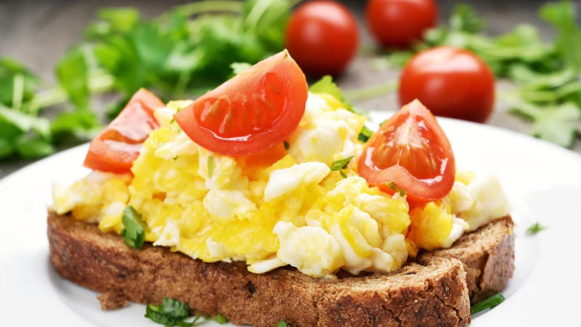 Rührei auf Brot mit Tomate