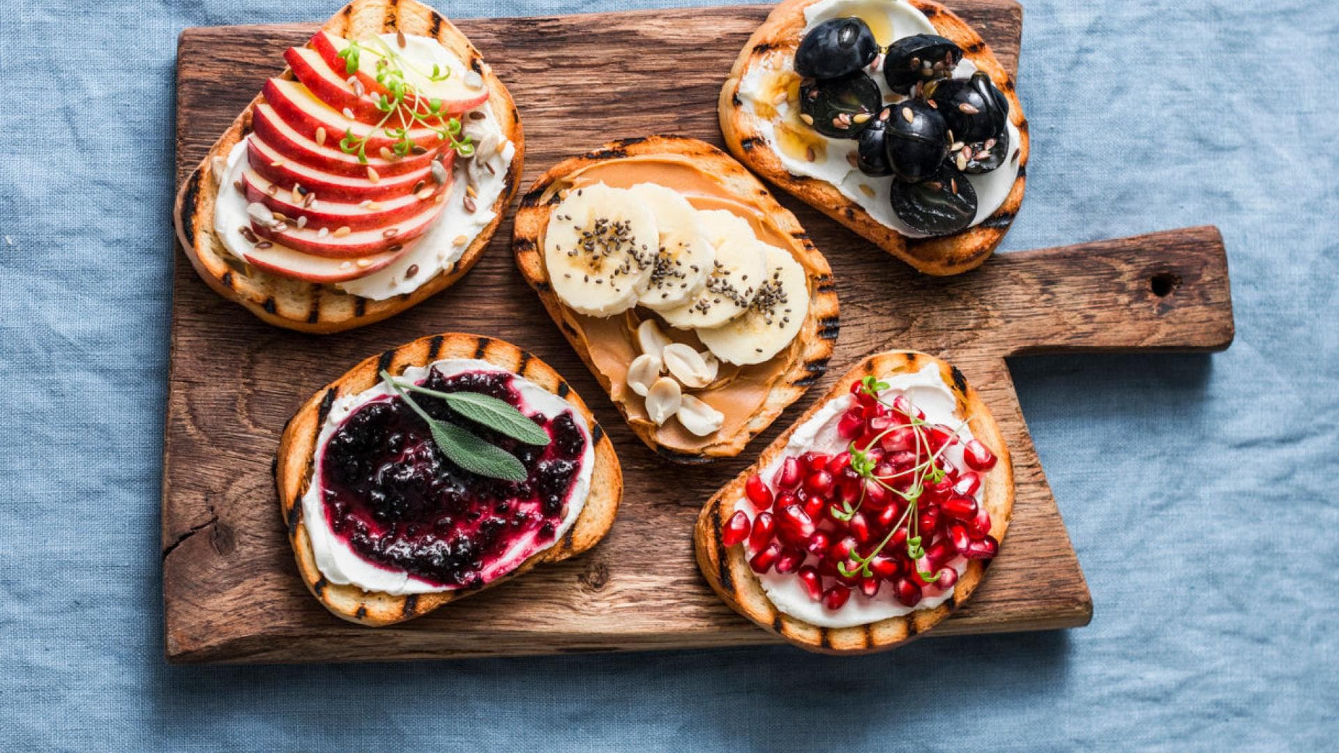 Brot mit Obst auf einem Holzbrett