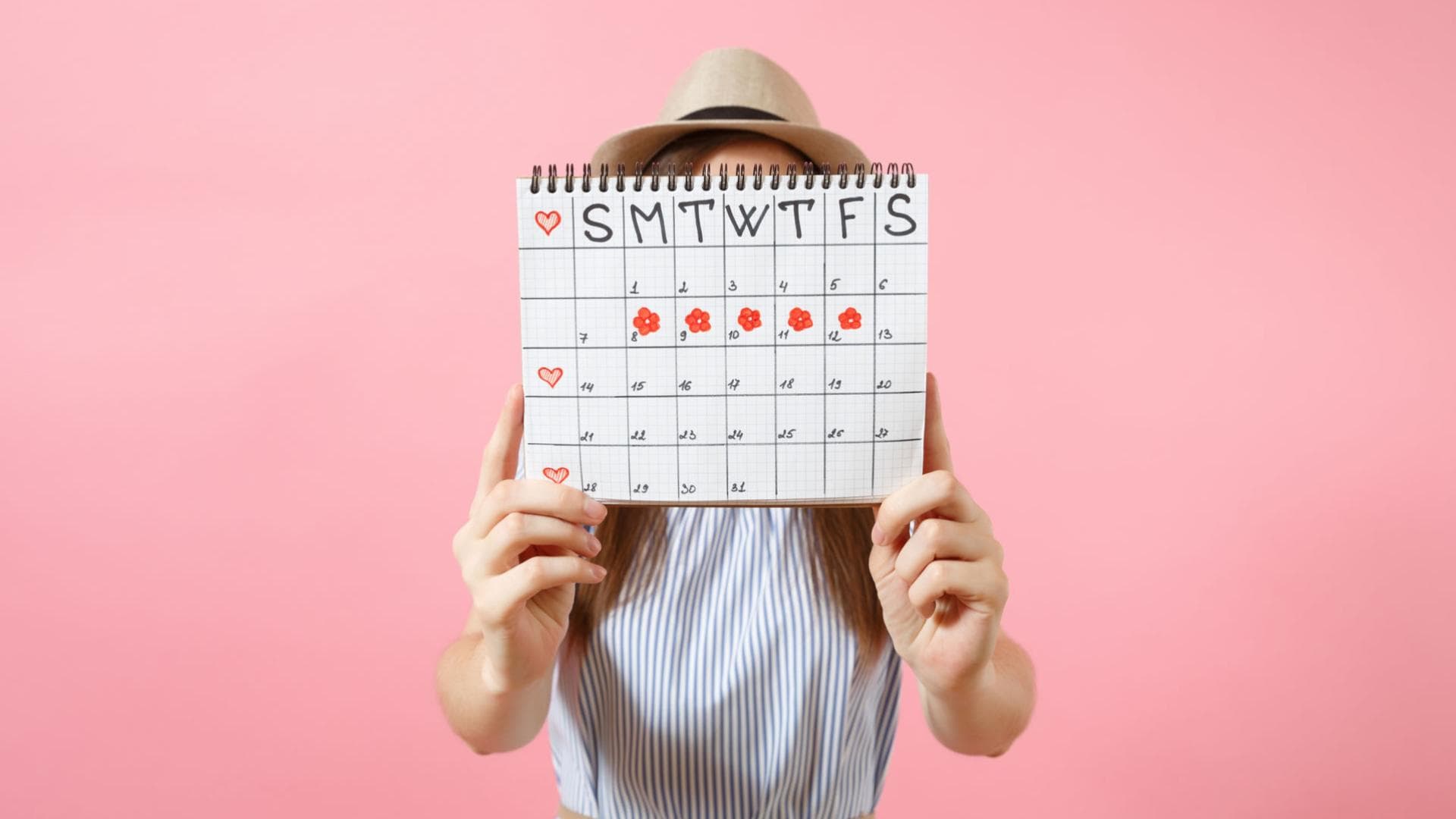 Frau mit Menstruationskalender in der Hand