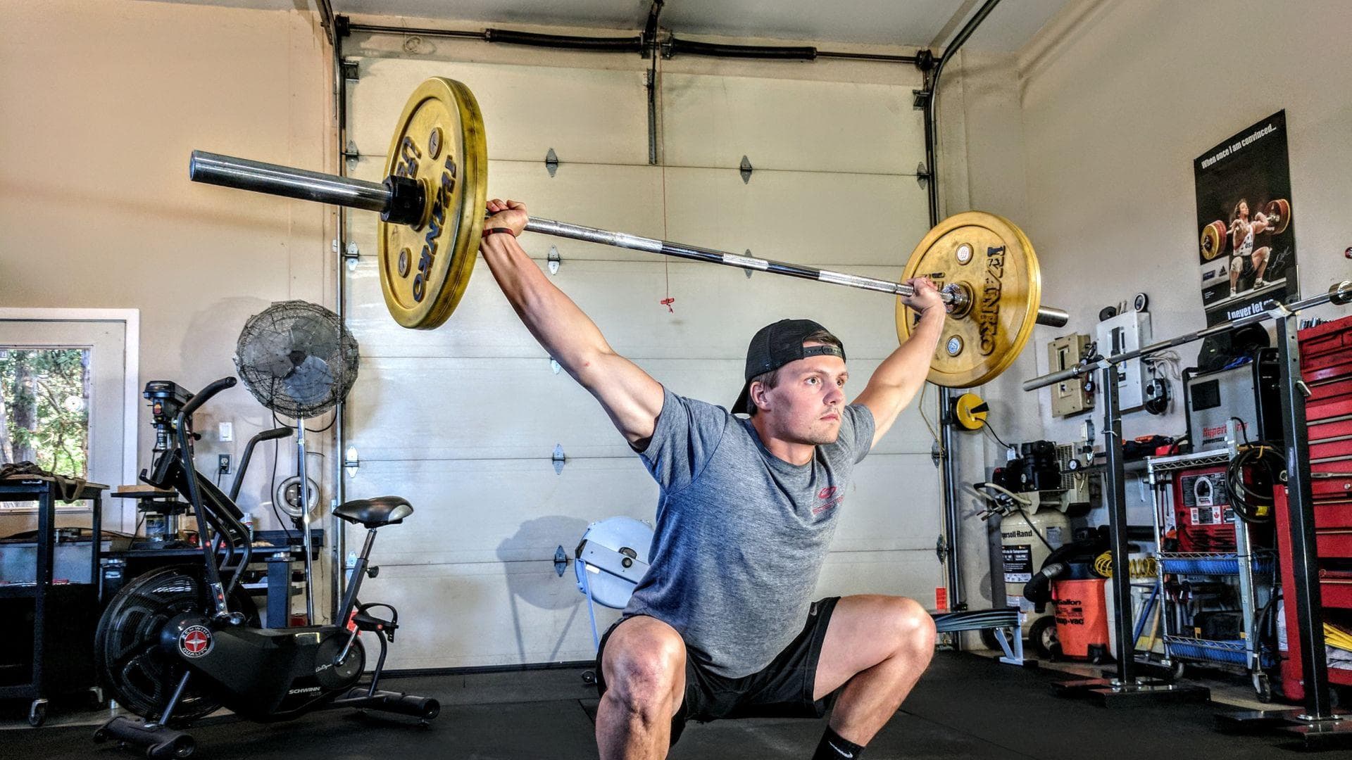 Junger Mann macht einen Snatch