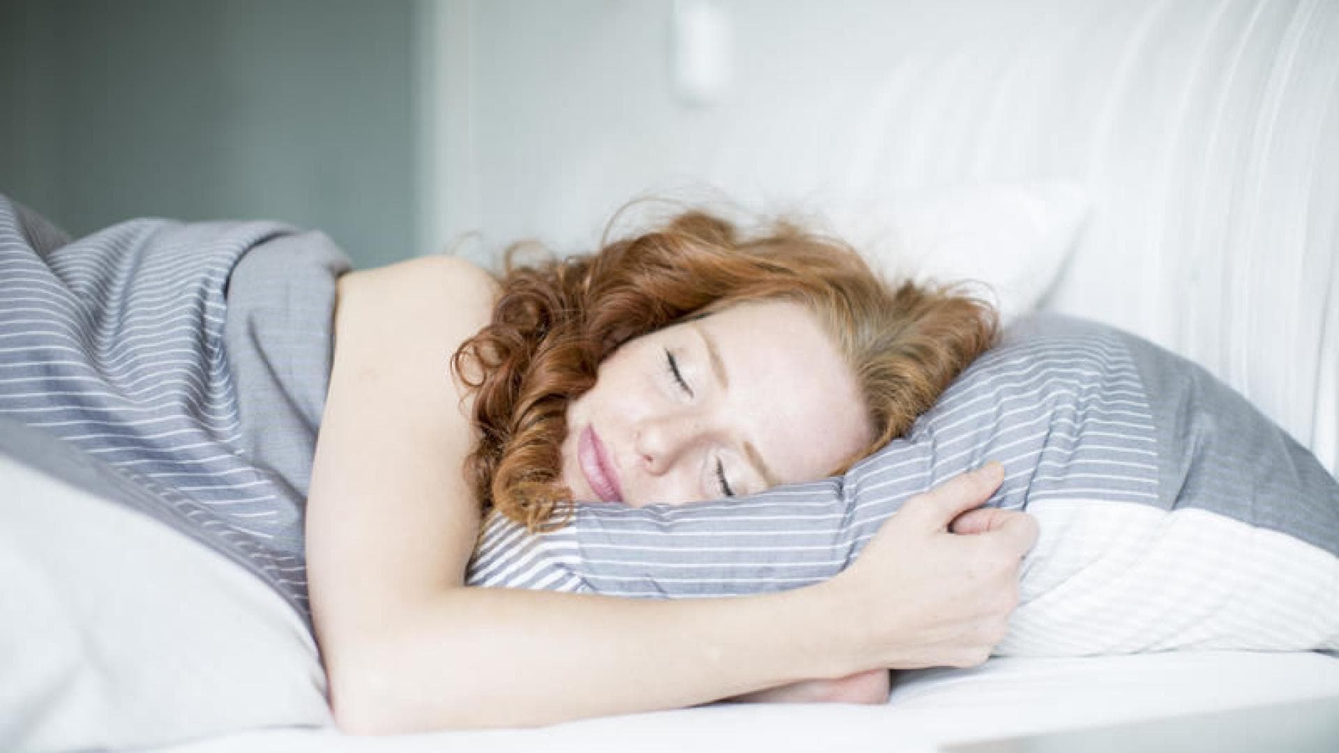 Frau schläft im Bett