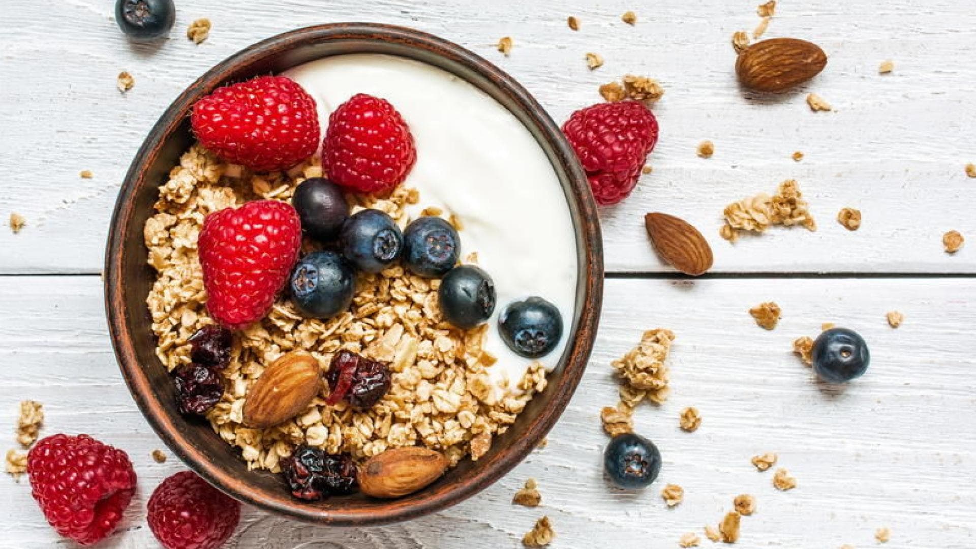 Frühstück Frühstück mit Müsli, Quark und Beeren