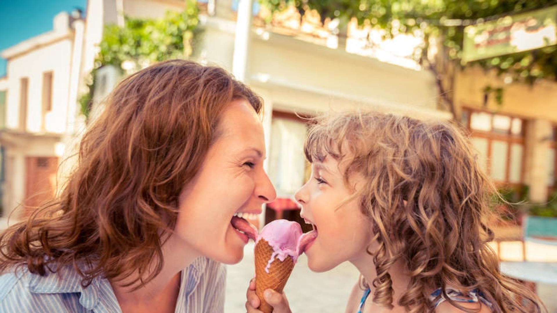 Eltern beeinflussen ihre Kinder nicht nur in der Kindheit, sondern auch im Erwachsenenalter. Eltern beeinflussen ihre Kinder nicht nur in der Kindheit, sondern auch im Erwachsenenalter.