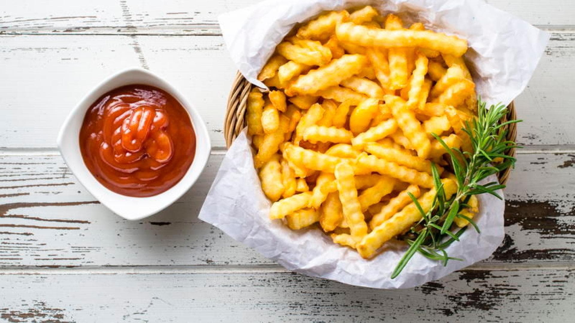 Pommes Pommes und Ketchup