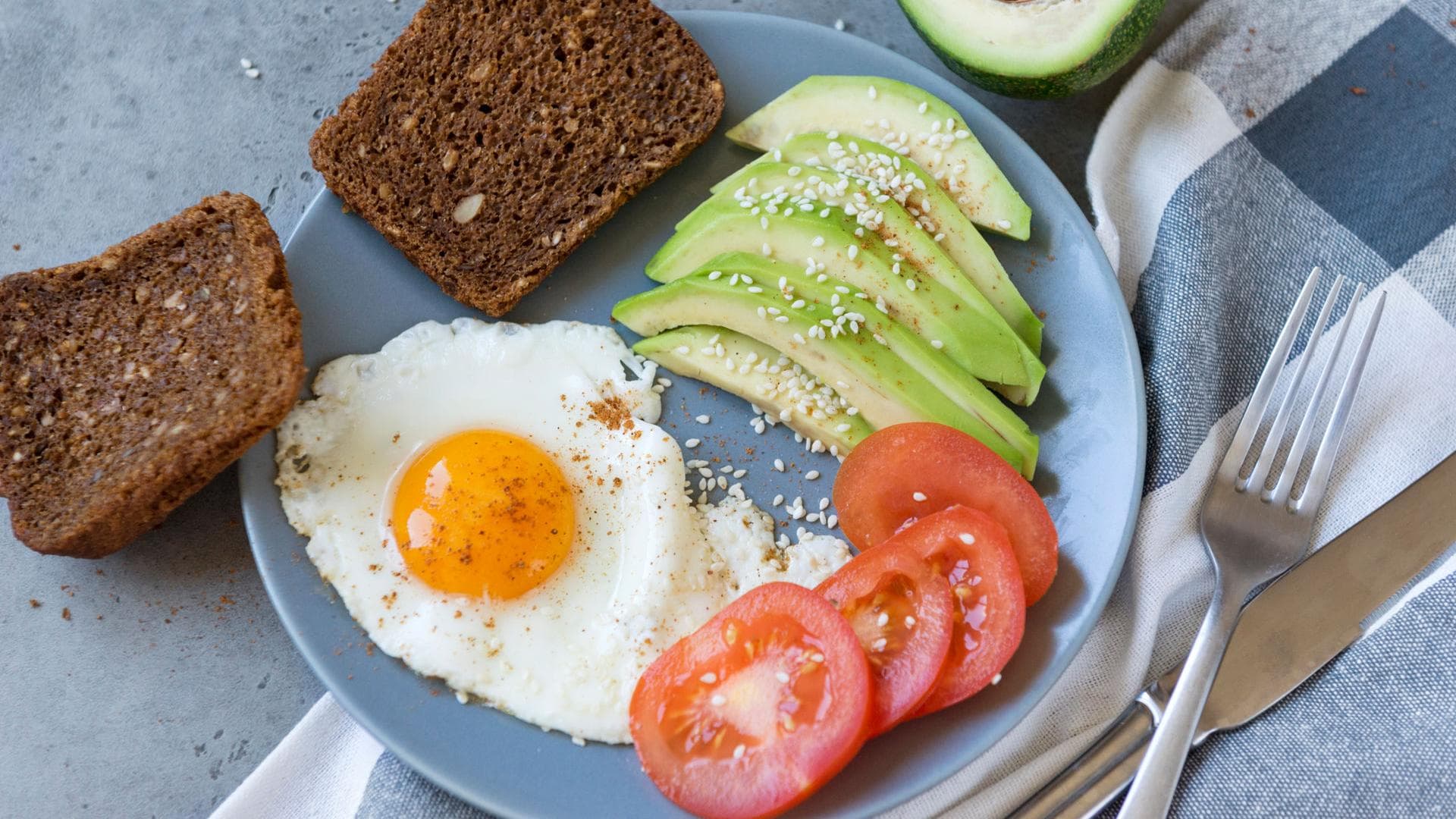 Vollkornbrot, Eier, Tomate und Avocado auf Teller