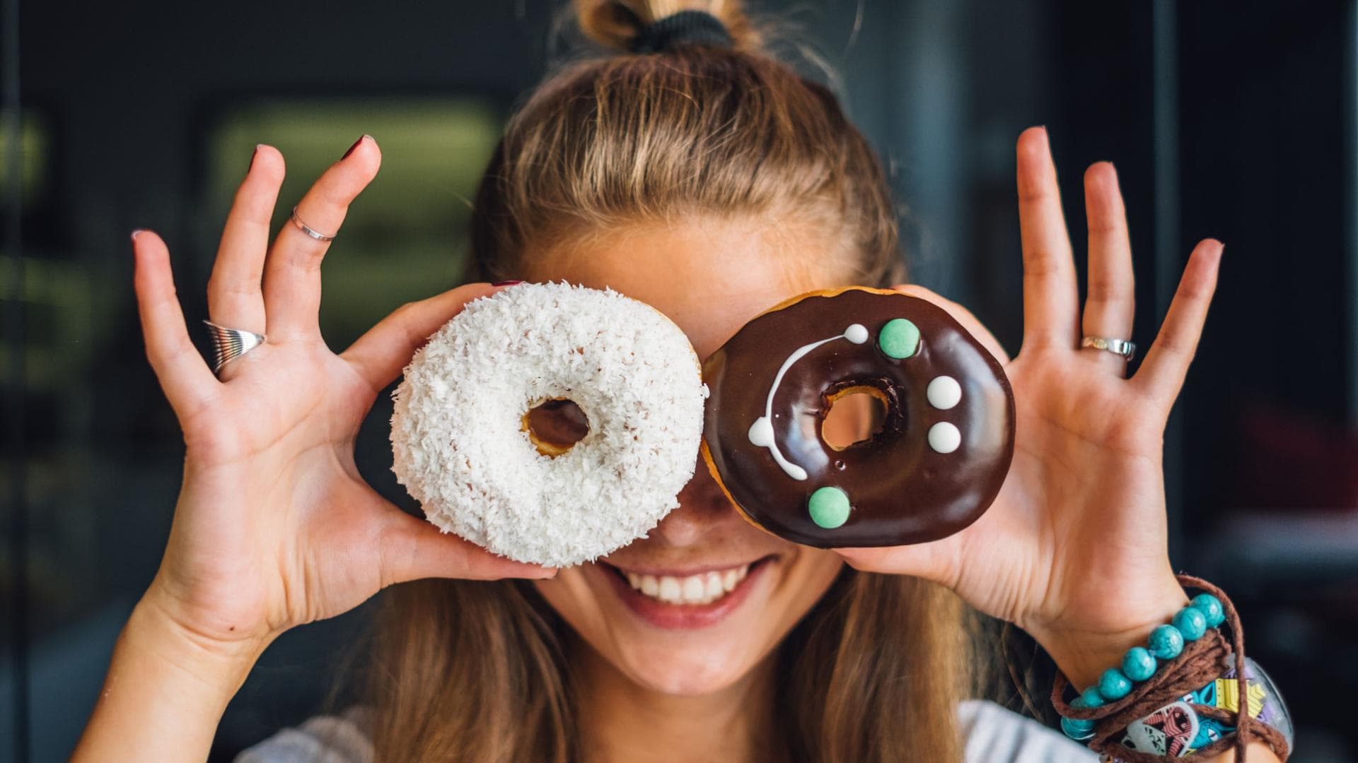 Frau mit zwei Donuts