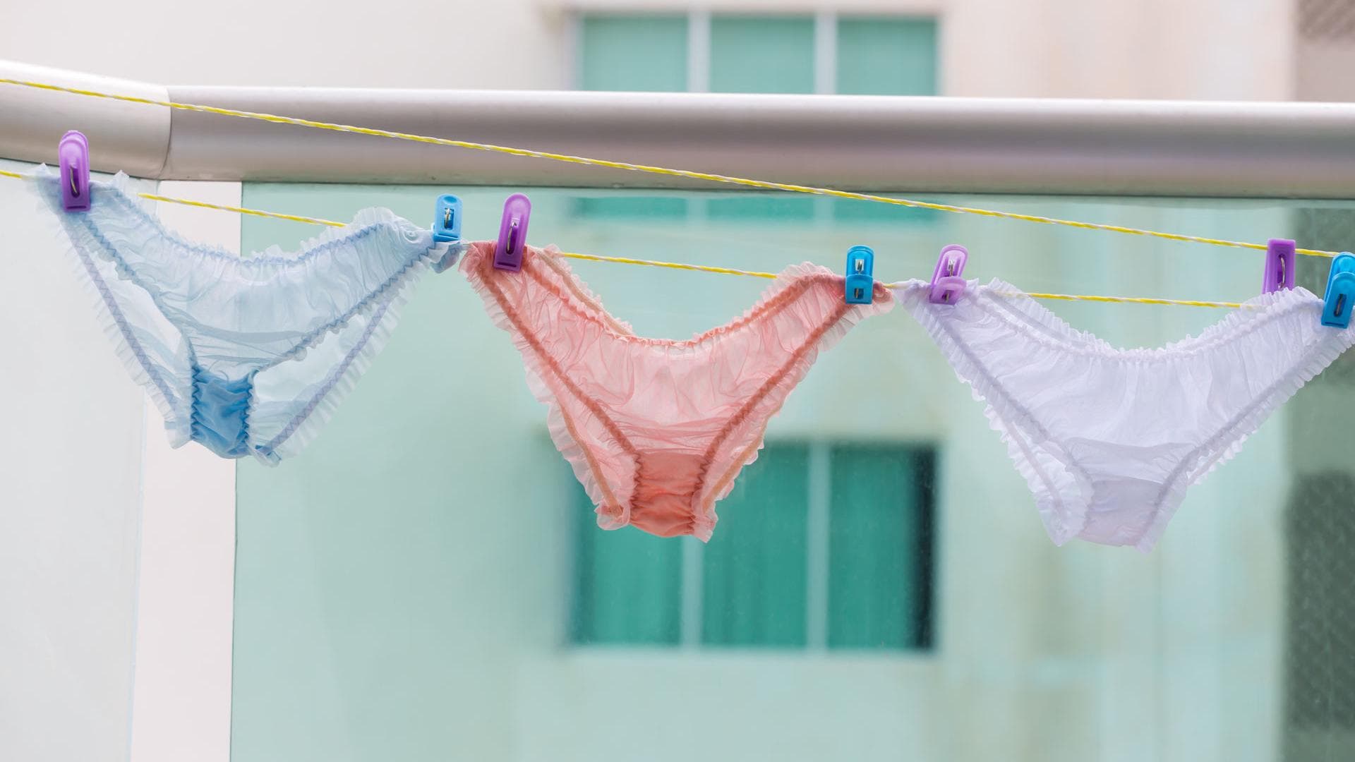 Drei Unterhosen auf Wäscheleine
