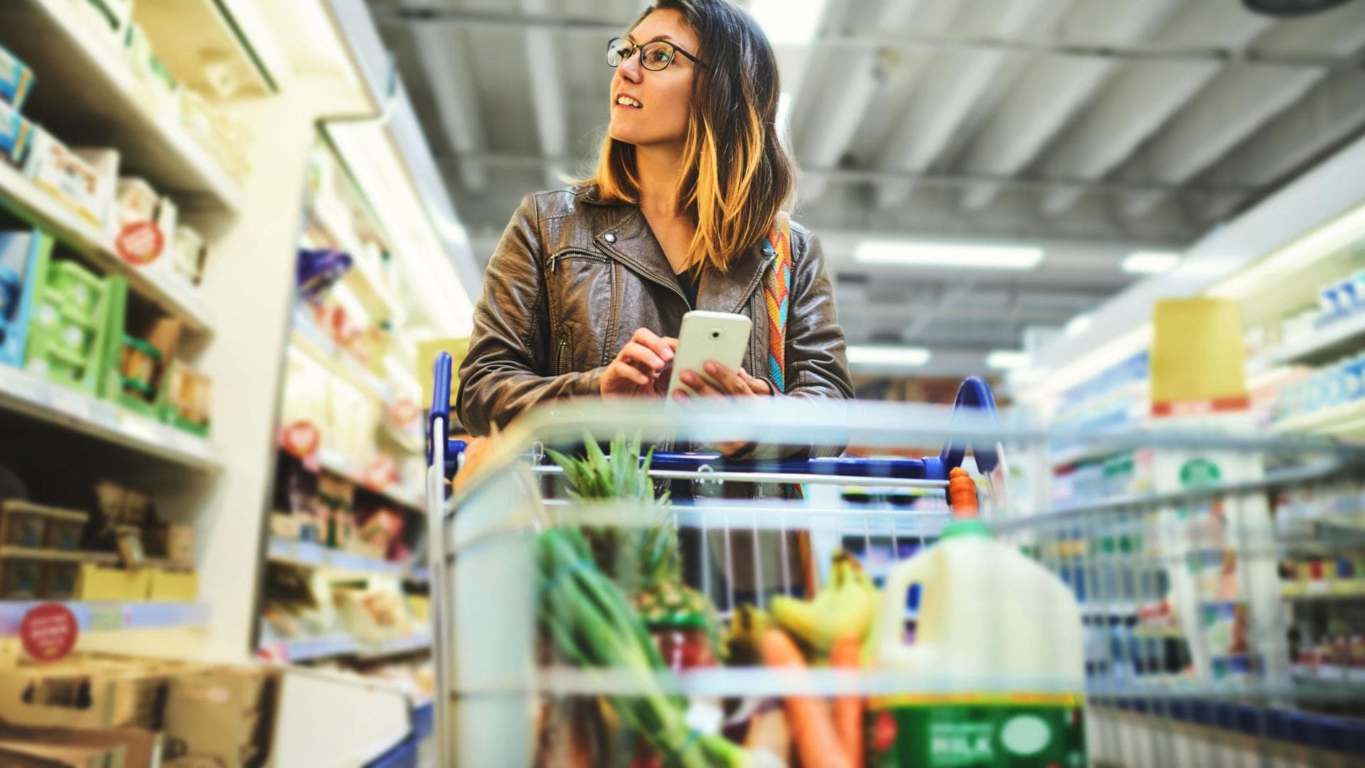 Einkaufen Smartphone Frau im Supermarkt