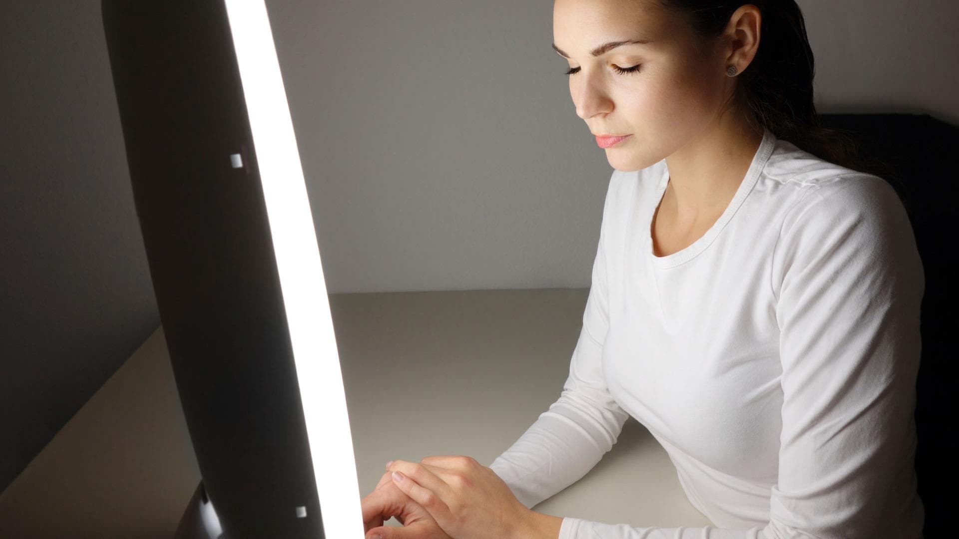 Lichttherapie Frau vor Lichtlampe