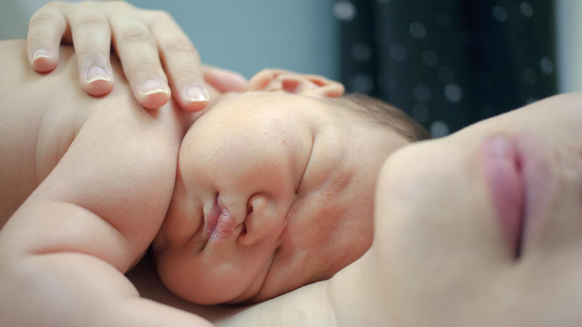 Baby liegt auf Mutter