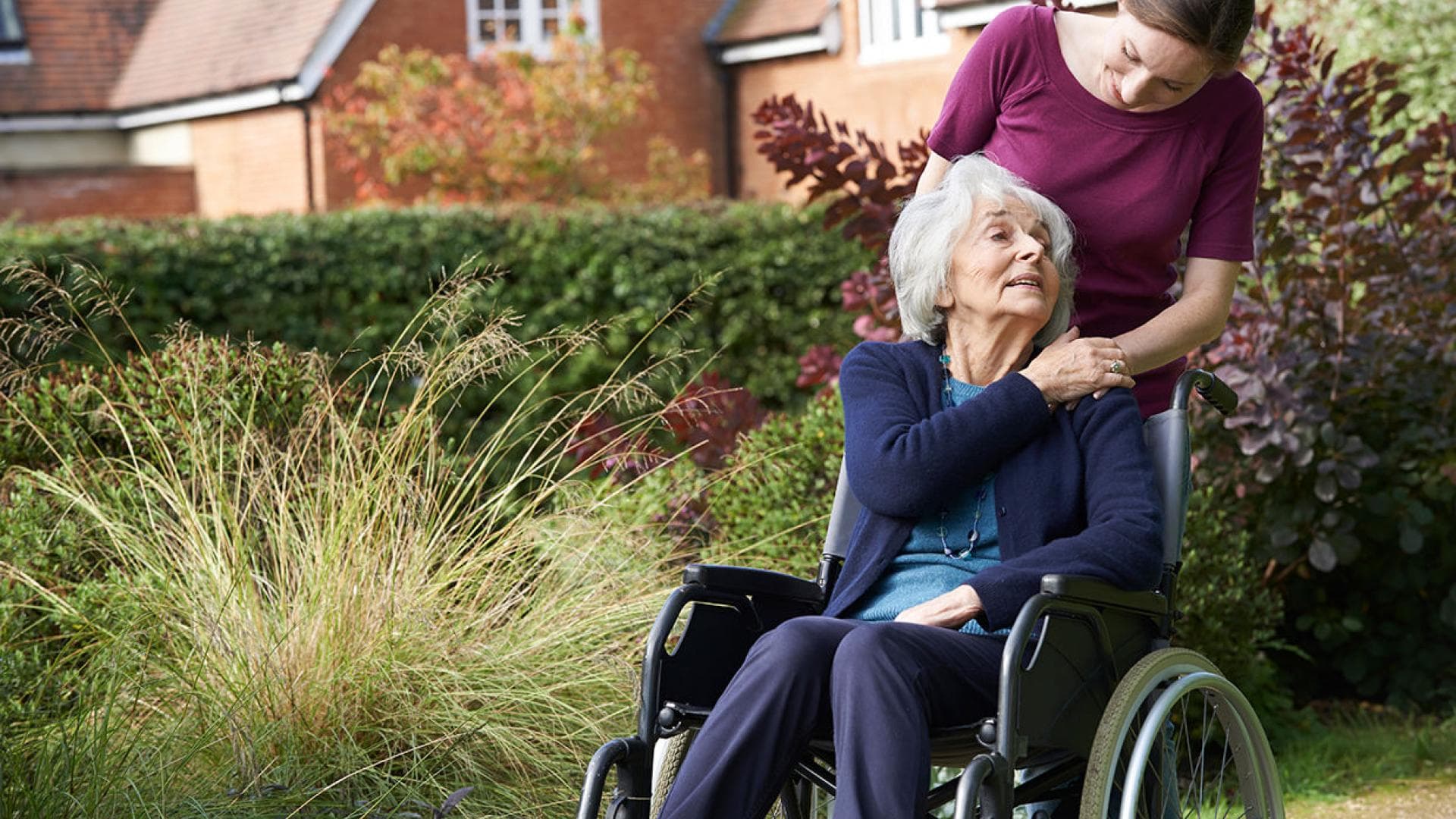 Seniorin_Rollstuhl Seniorin im Rollstuhl mit Frau, draußen