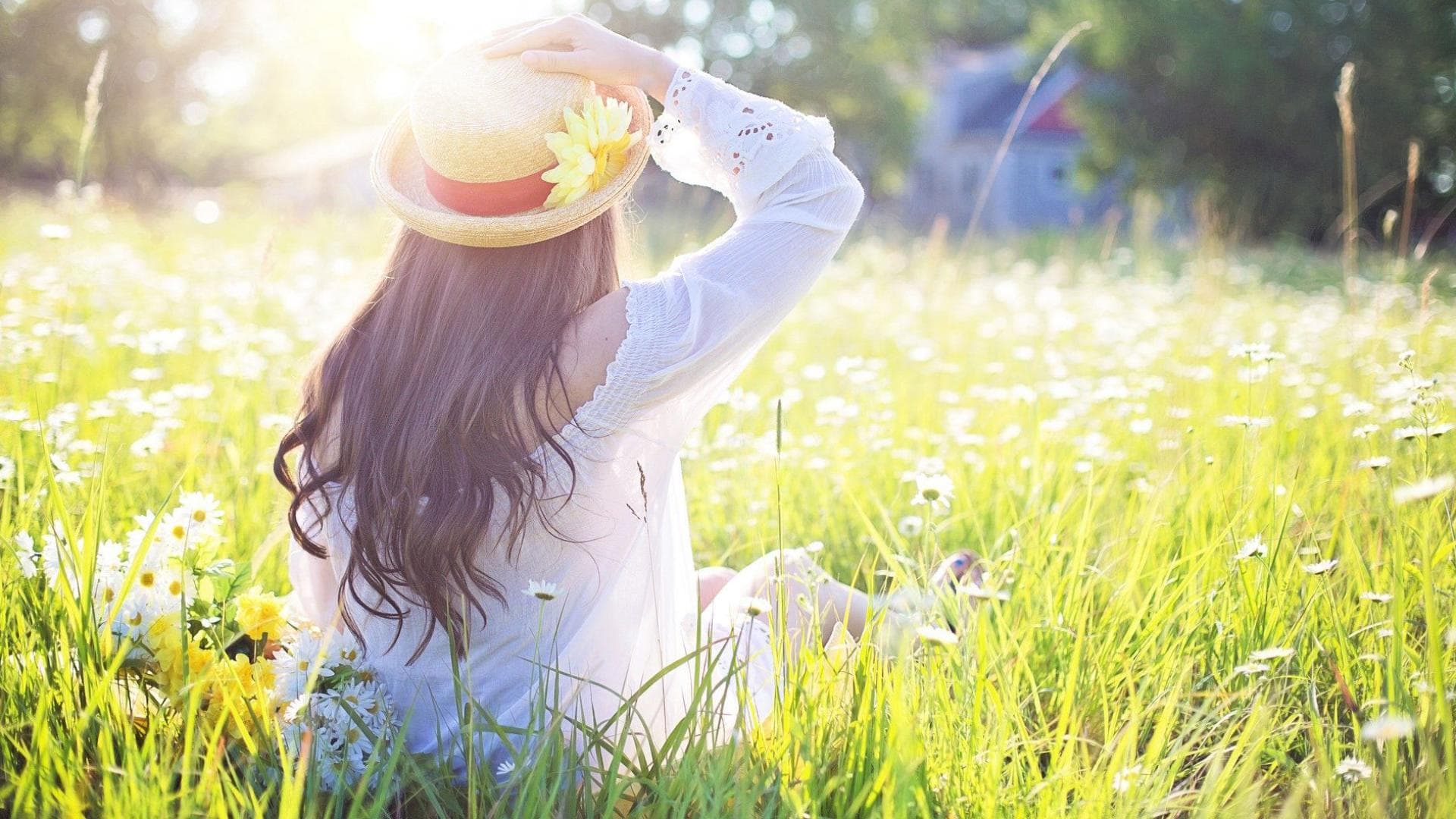 Frau sitzt auf Wiese im Frühling