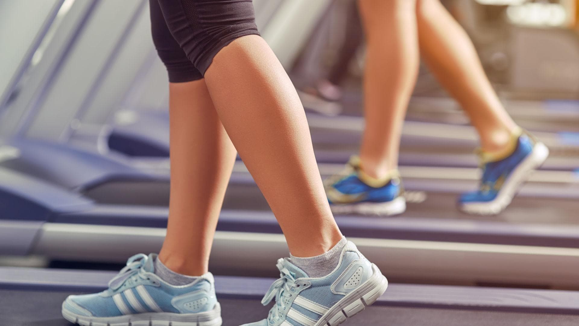 Frau auf Laufband in Fitnessstudio