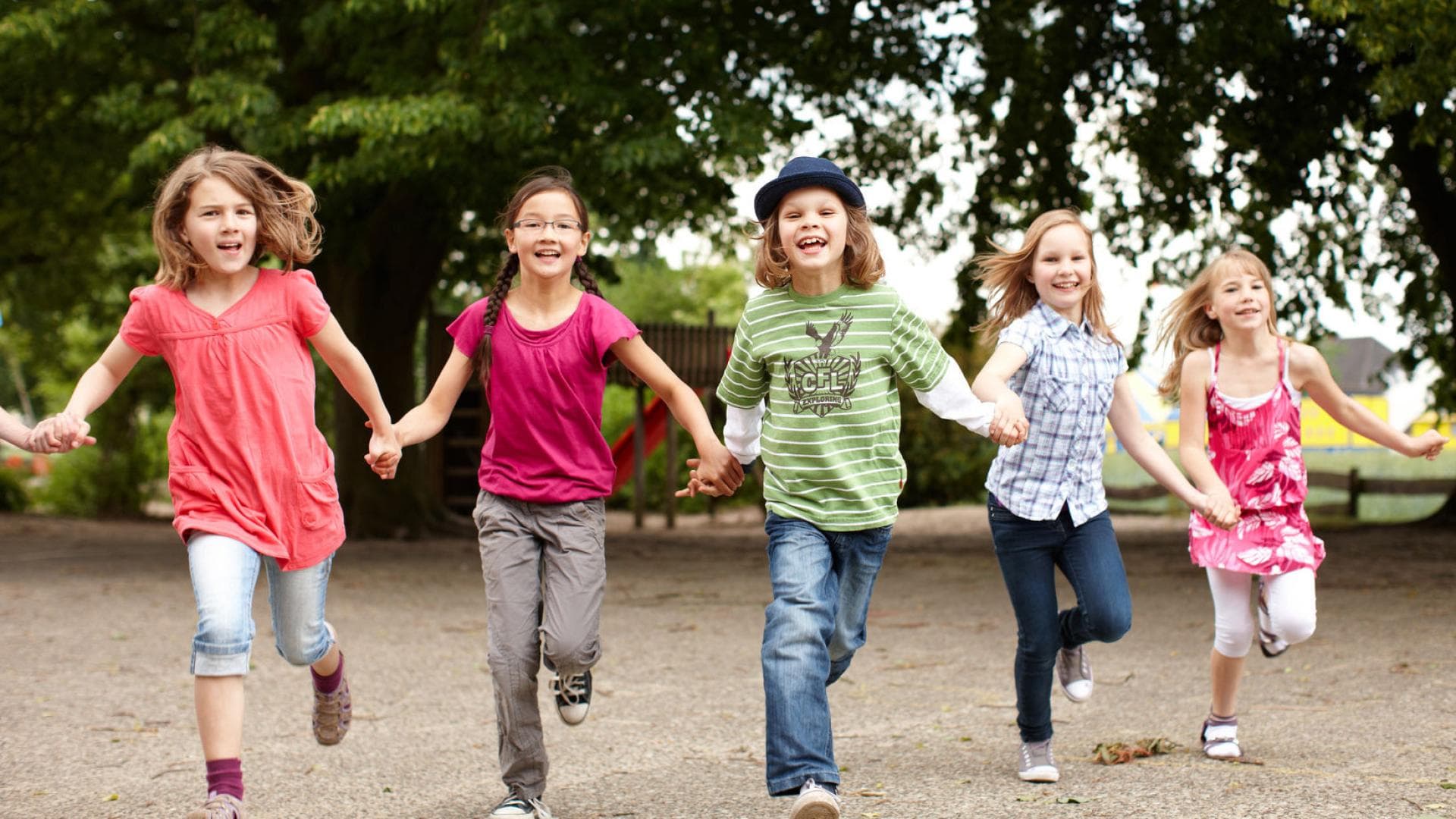 Kinder spielen draußen