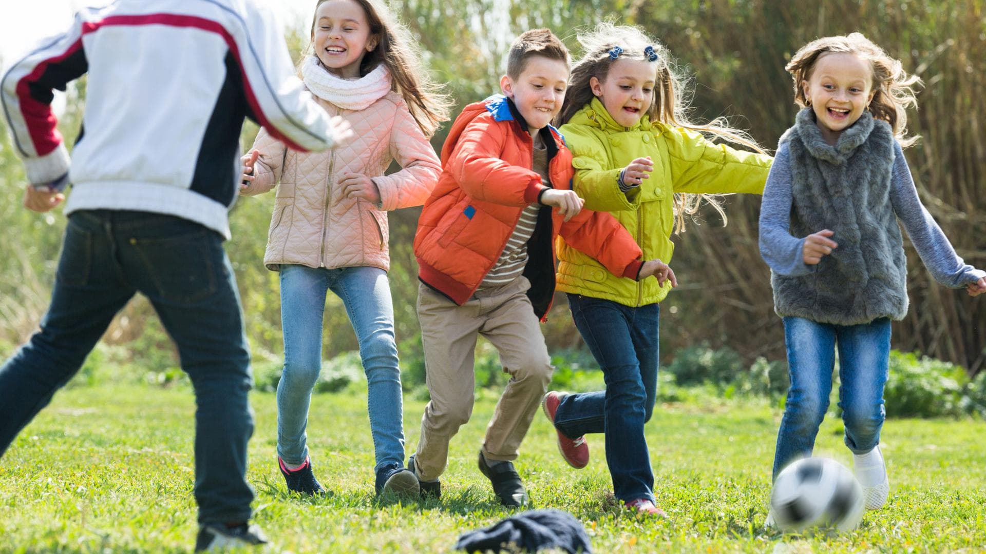 Kinder_spielen_draußen Kinder spielen draußen