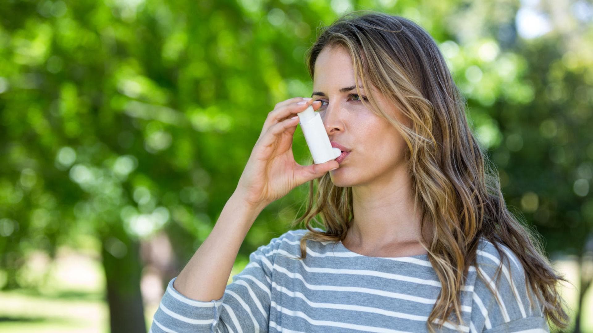 Regelmäßiger Sport stärkt die Lunge und reduziert Atemwegsbeschwerden bei Asthma.