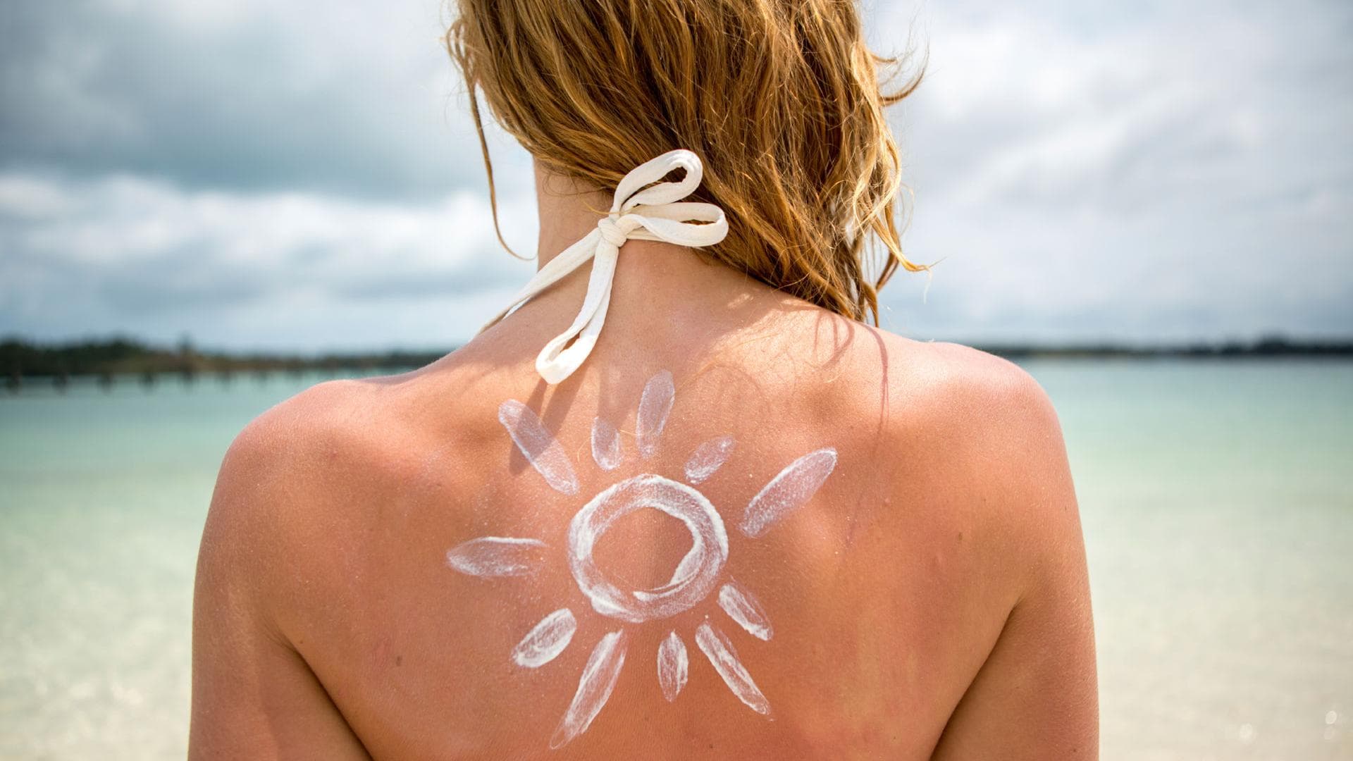 Frau_mit_Sonnencreme Frau mit Sonnencreme auf dem Rücken