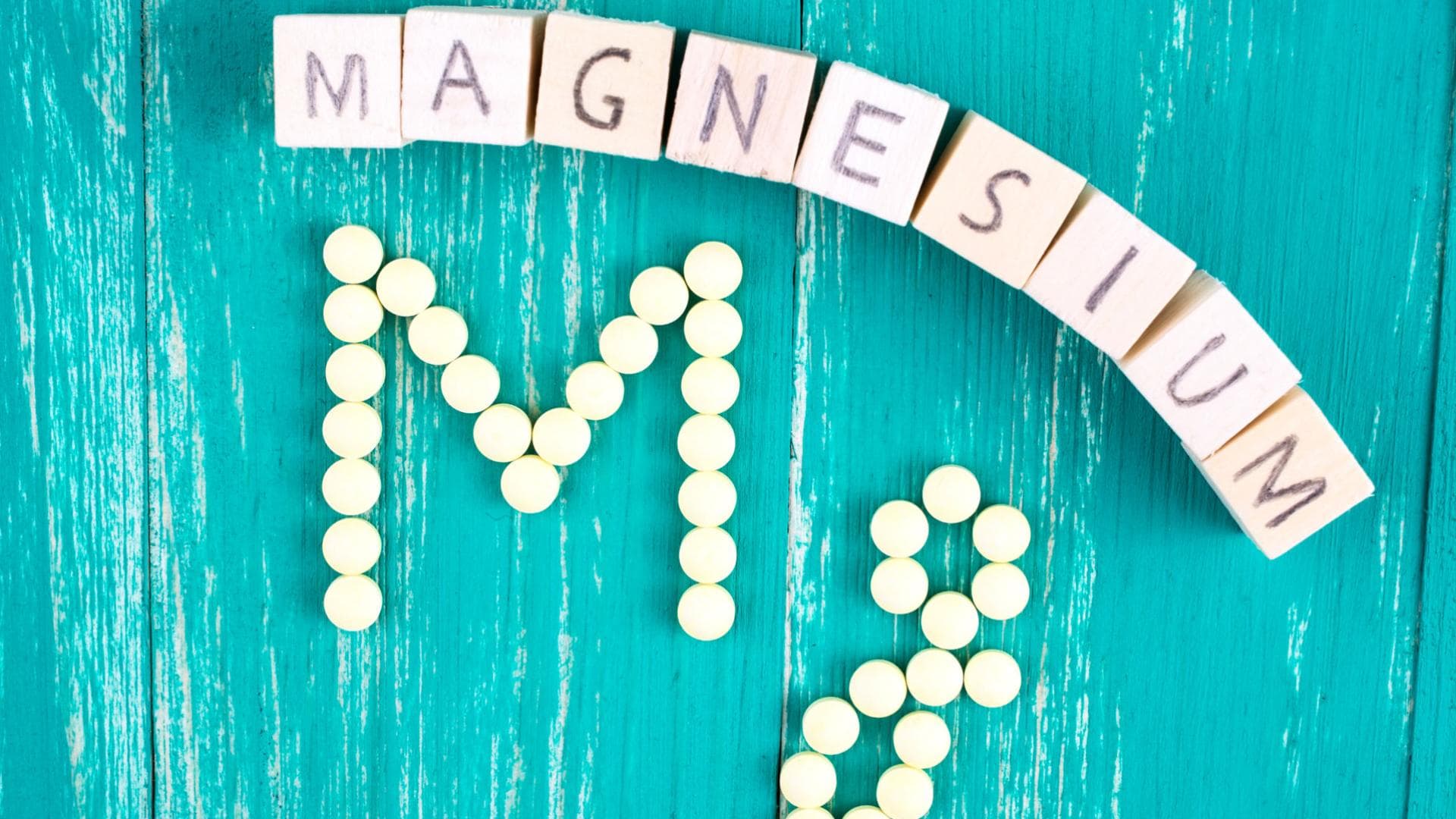 Magnesium Tabletten auf Holz