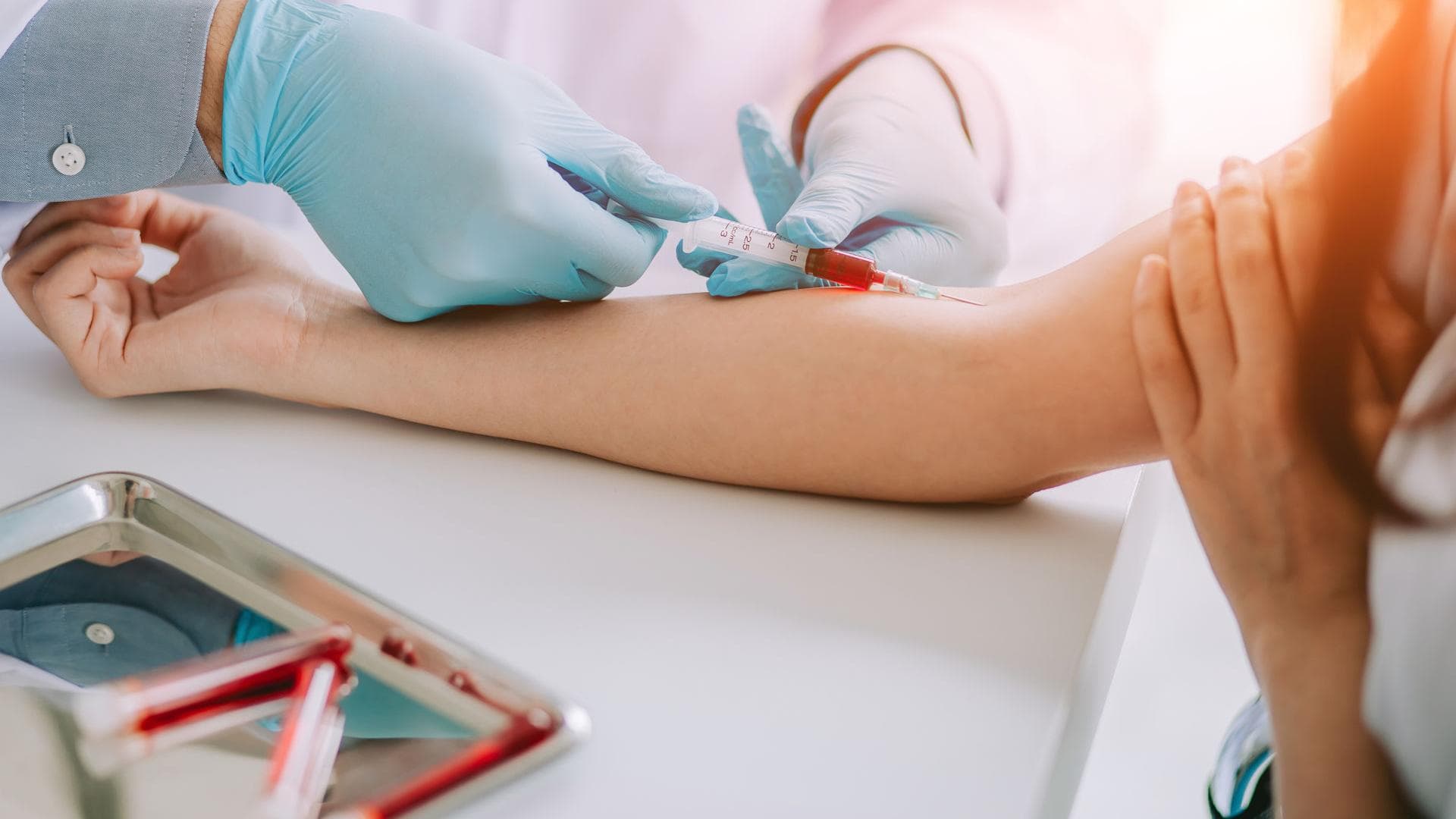 Frau wird Blut abgenommen