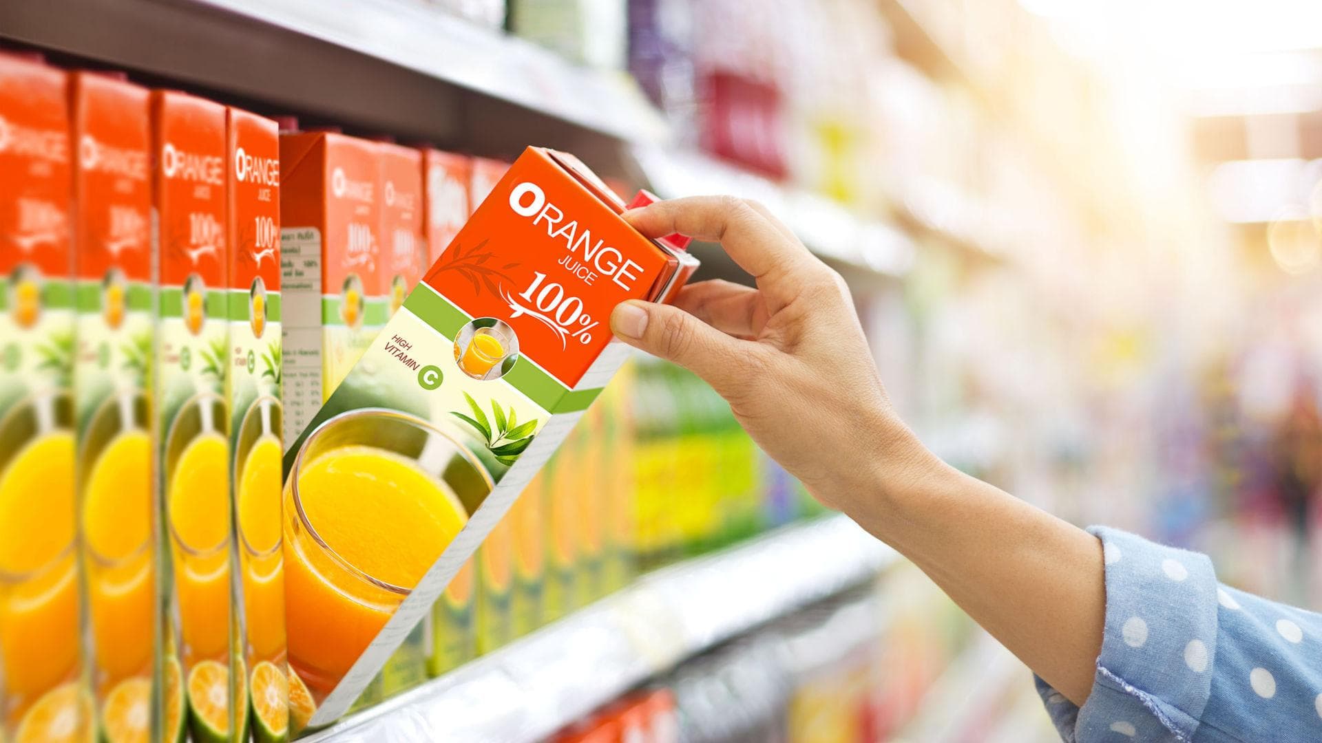 Orangensaft im Supermarktregal