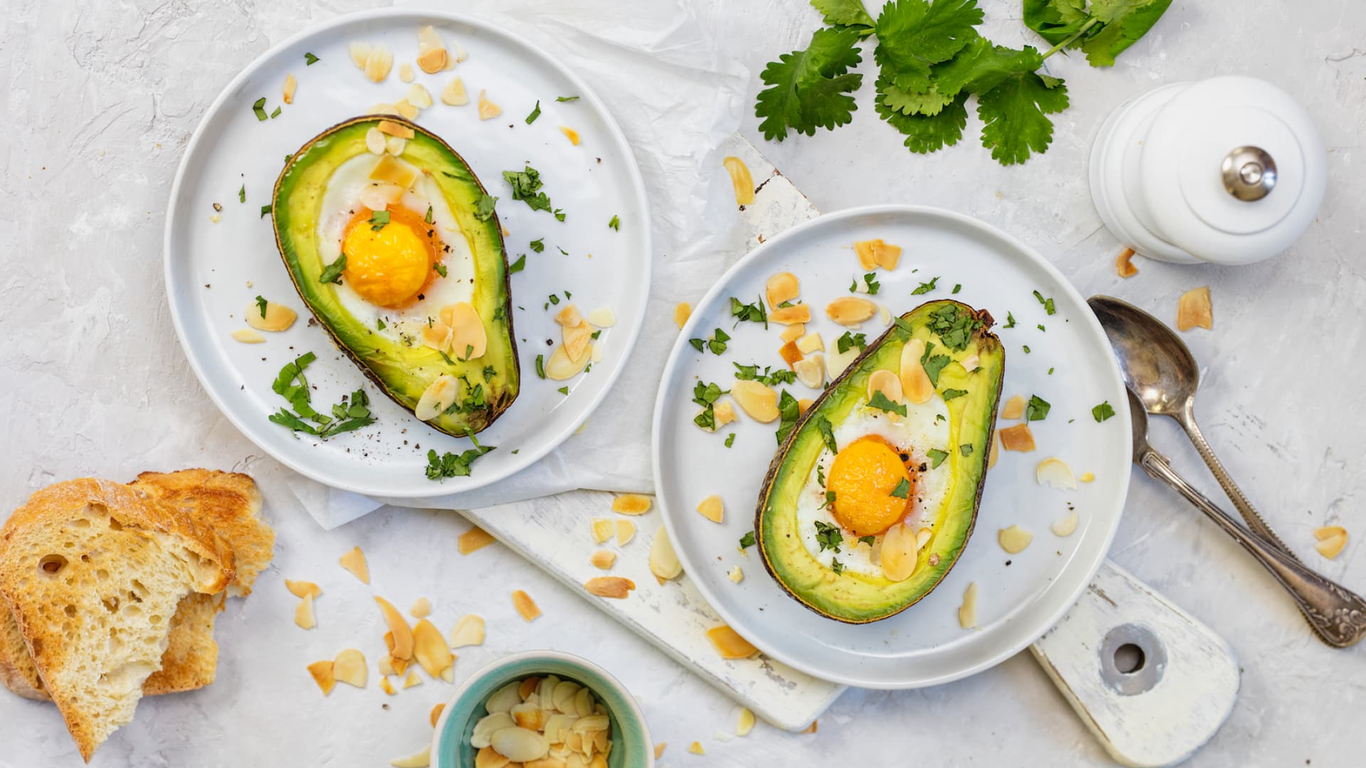 Avocado_Ei Überbackene Avocado mit Ei