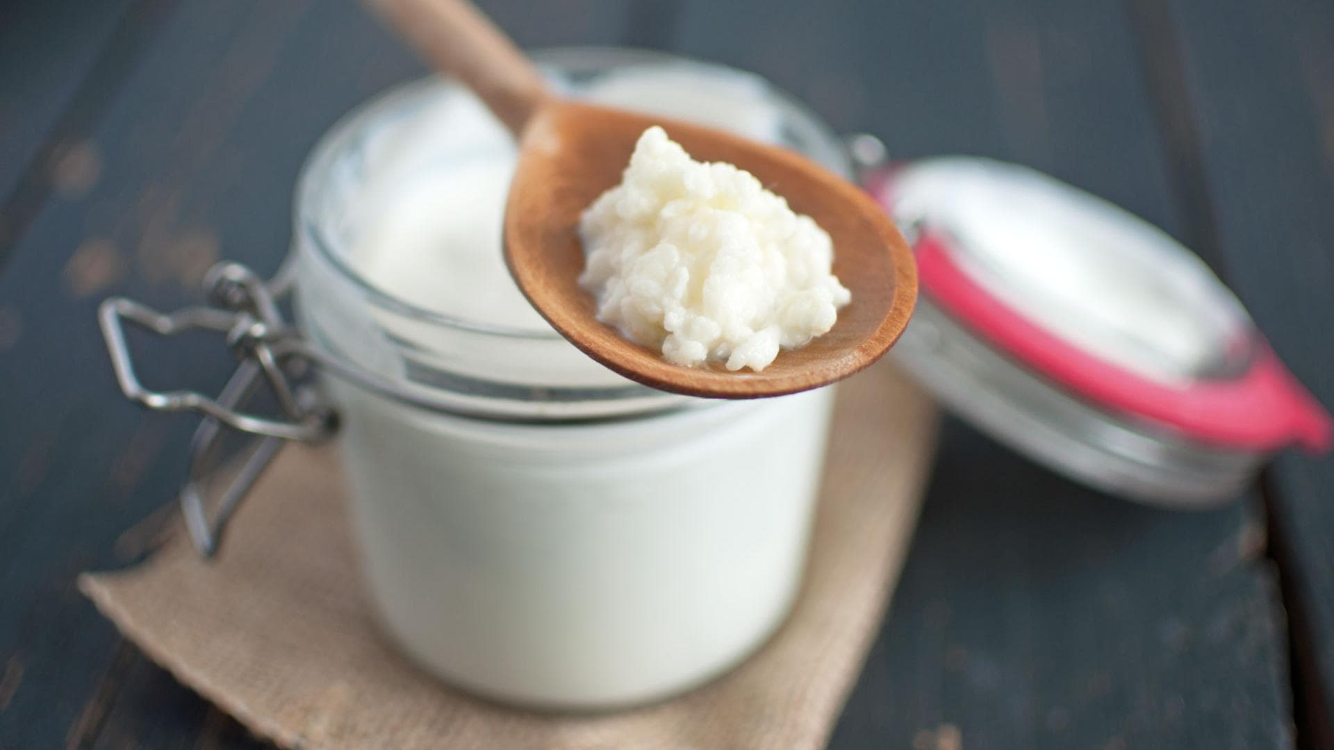 Kefir Kefir auf Holzlöffel