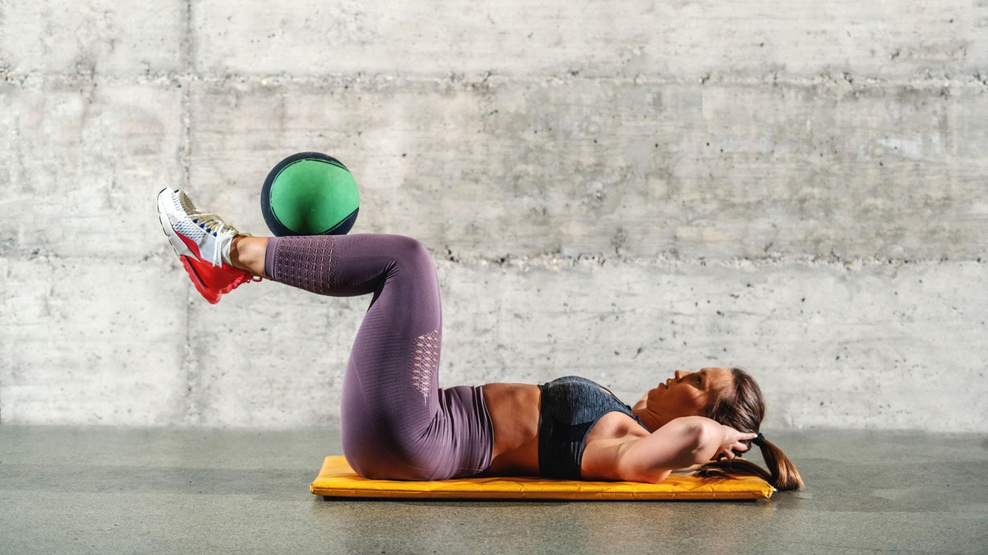 Frau Sit ups Sport
