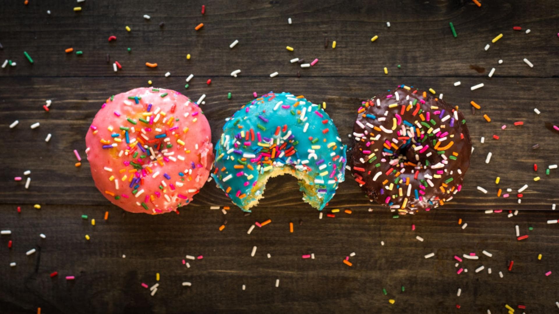 Drei Donuts mit bunten Streuseln