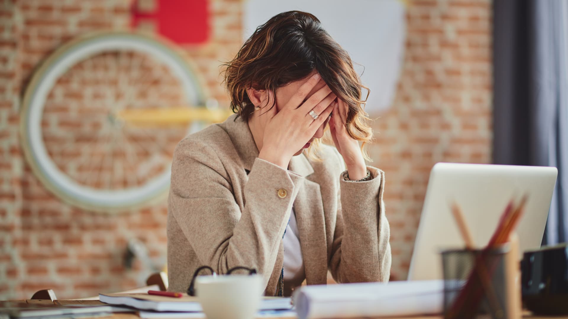 Gestresste Frau am Arbeitsplatz