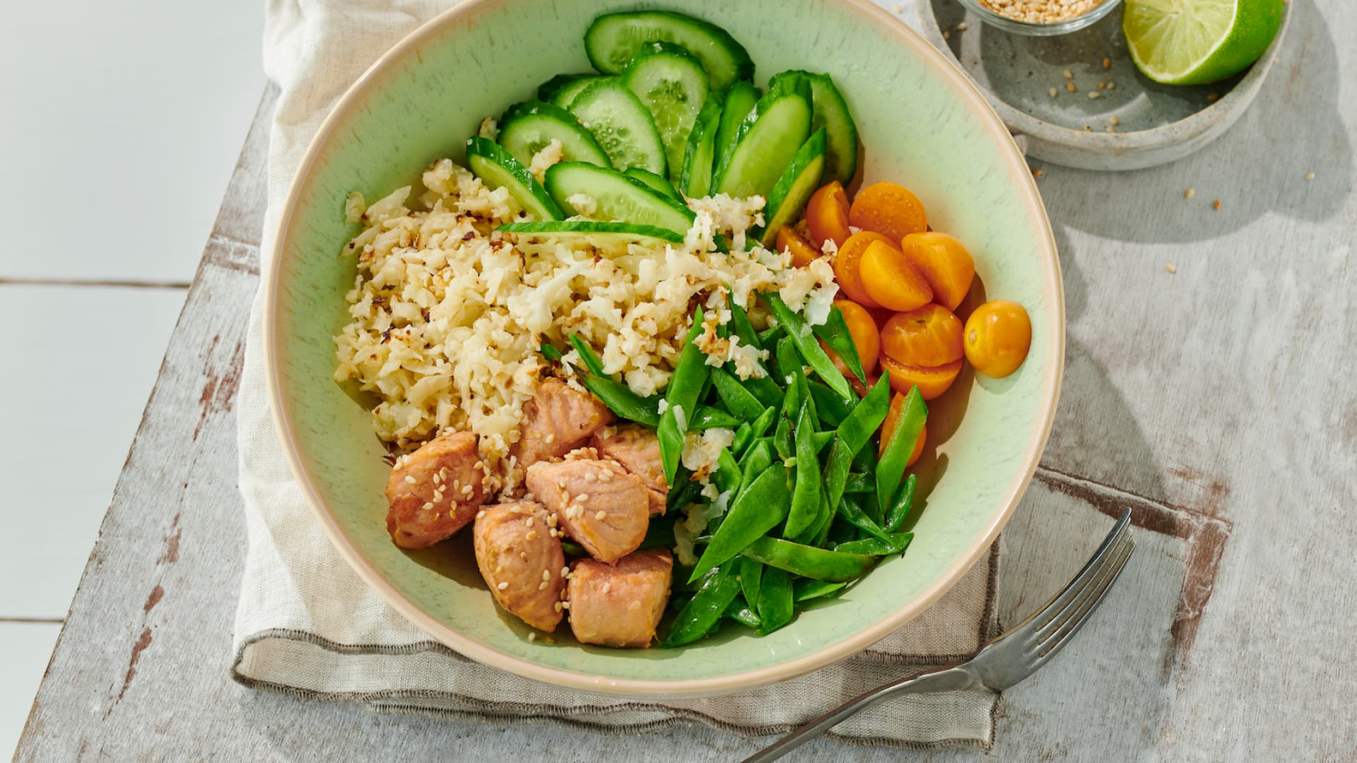 Bowl_mit_gebratenem_Lachs_Blumenkohlreis Bowl mit gebratenem Lachs und Blumenkohlreis