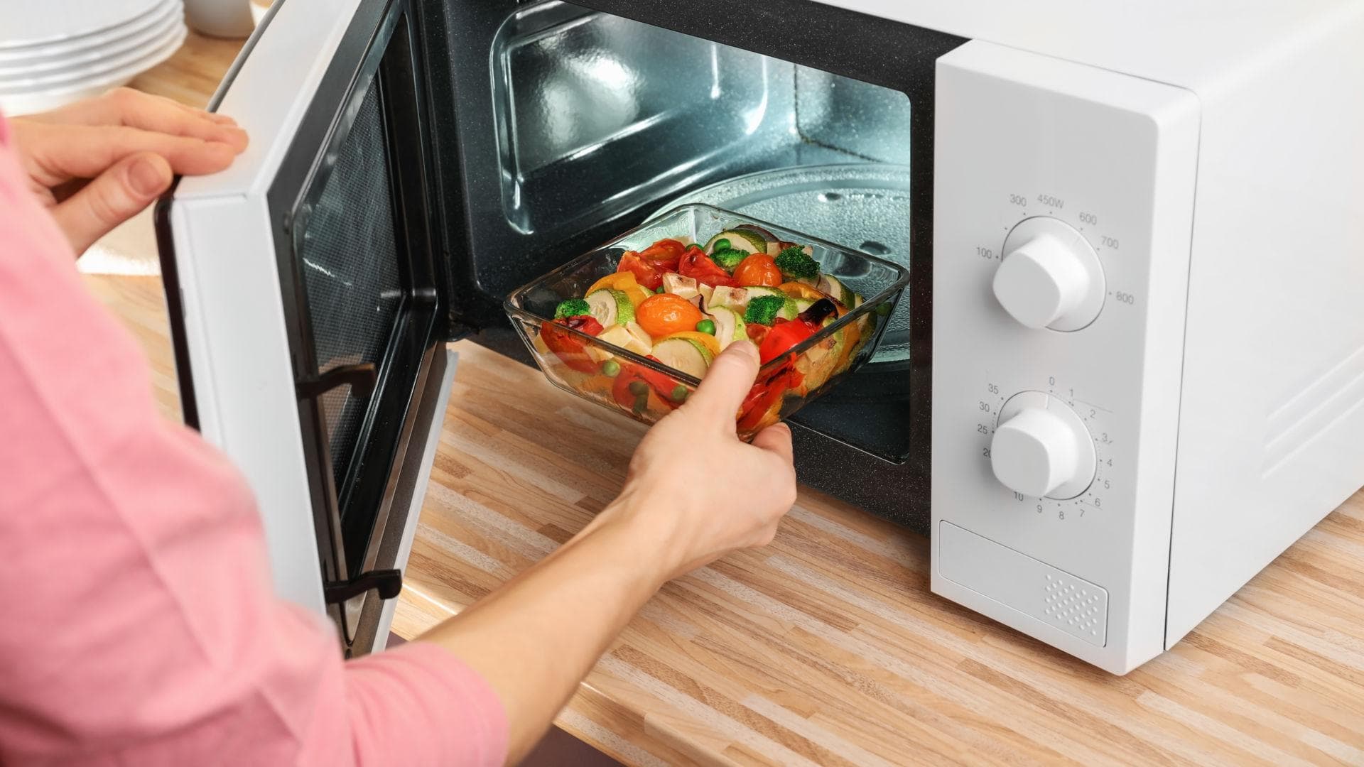 Essen aufwärmen in der Mikrowelle