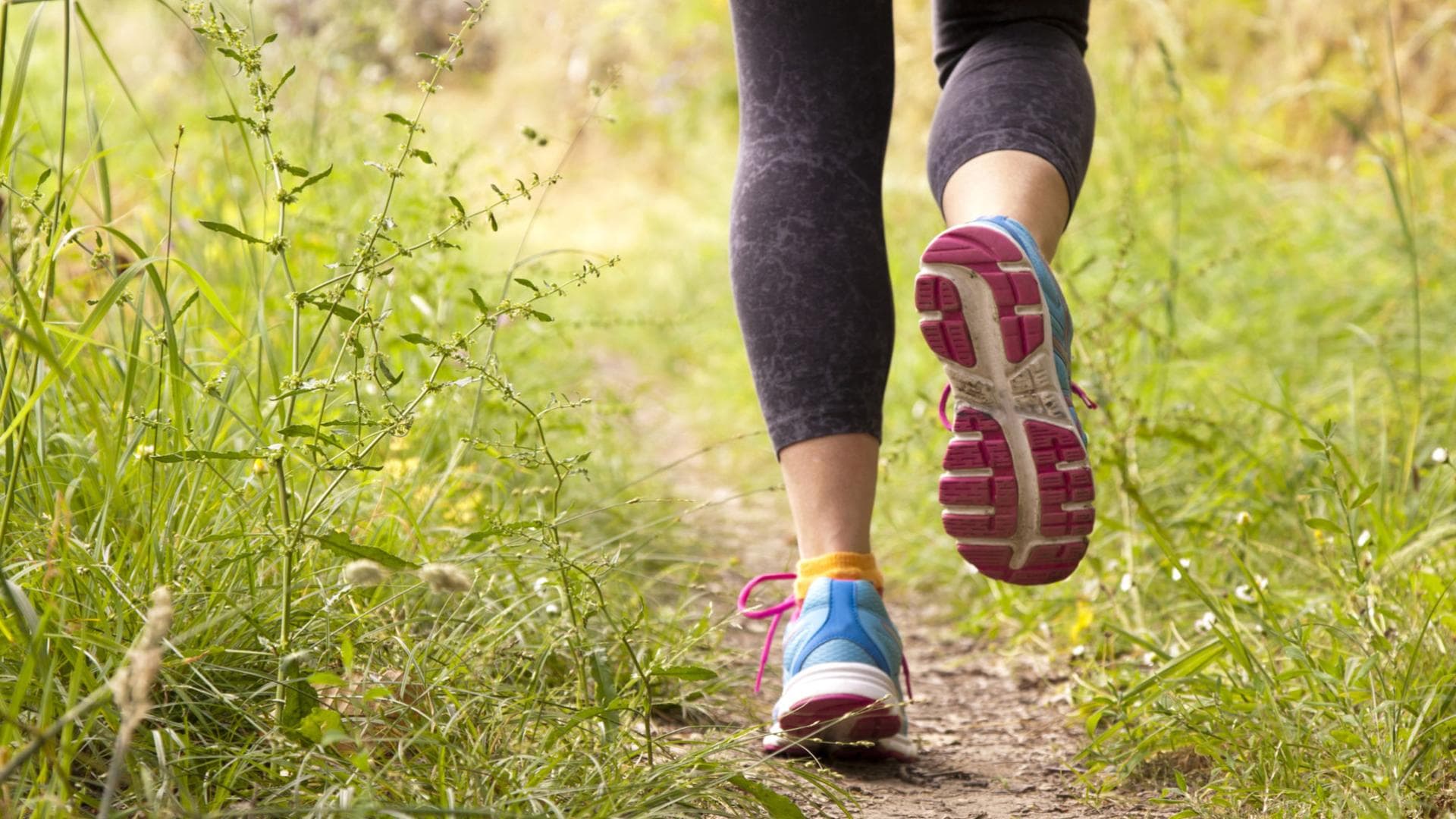Frau joggt auf Feldweg Frau joggt auf Feldweg